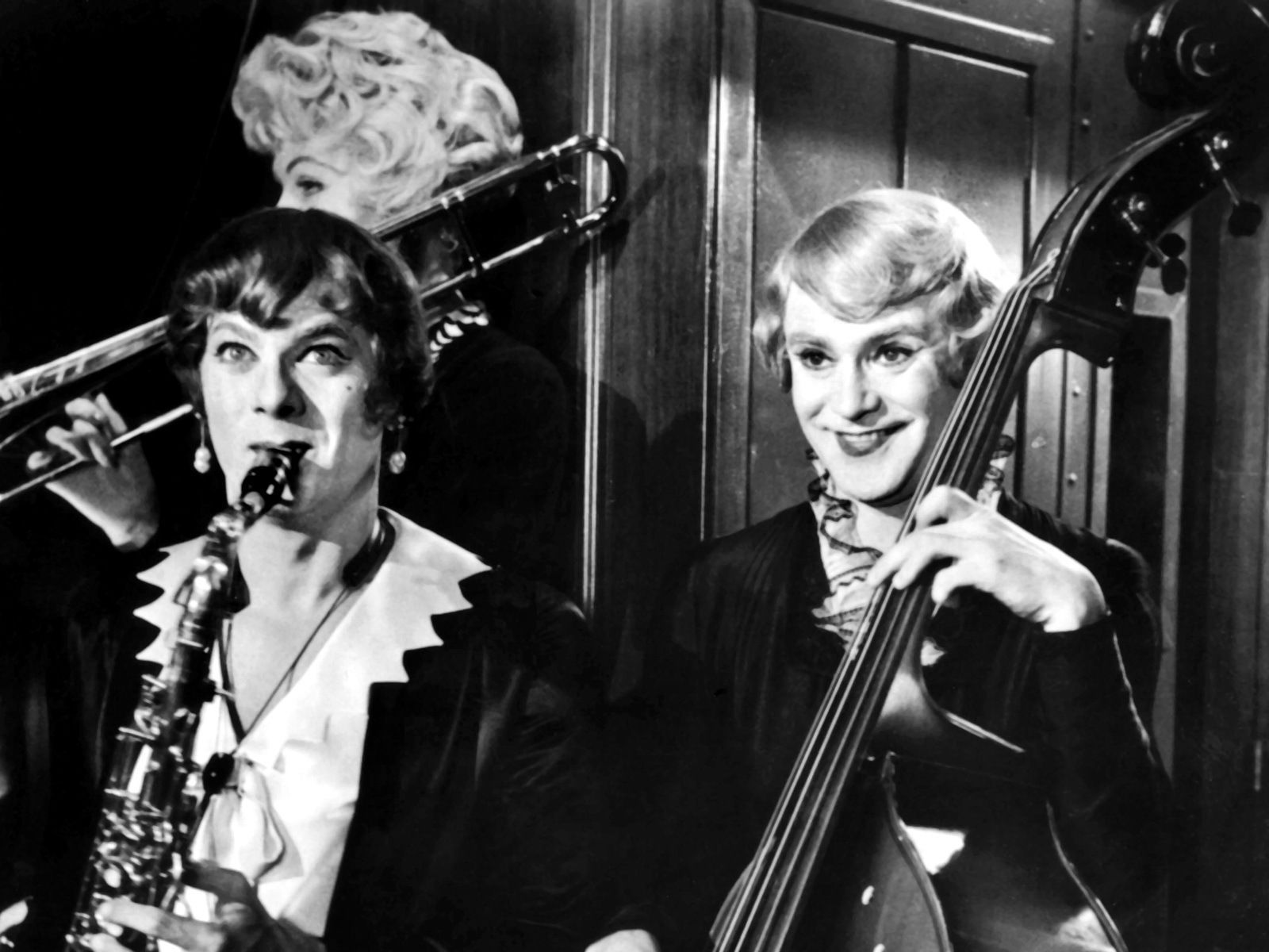 1600x1200 Josephine & Daphne Like it Hot Wallpaper