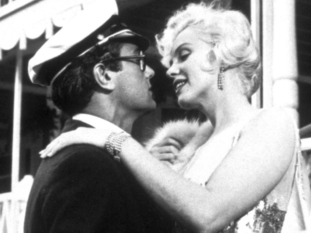 1024x768 Some Like It Hot Monroe Wallpaper