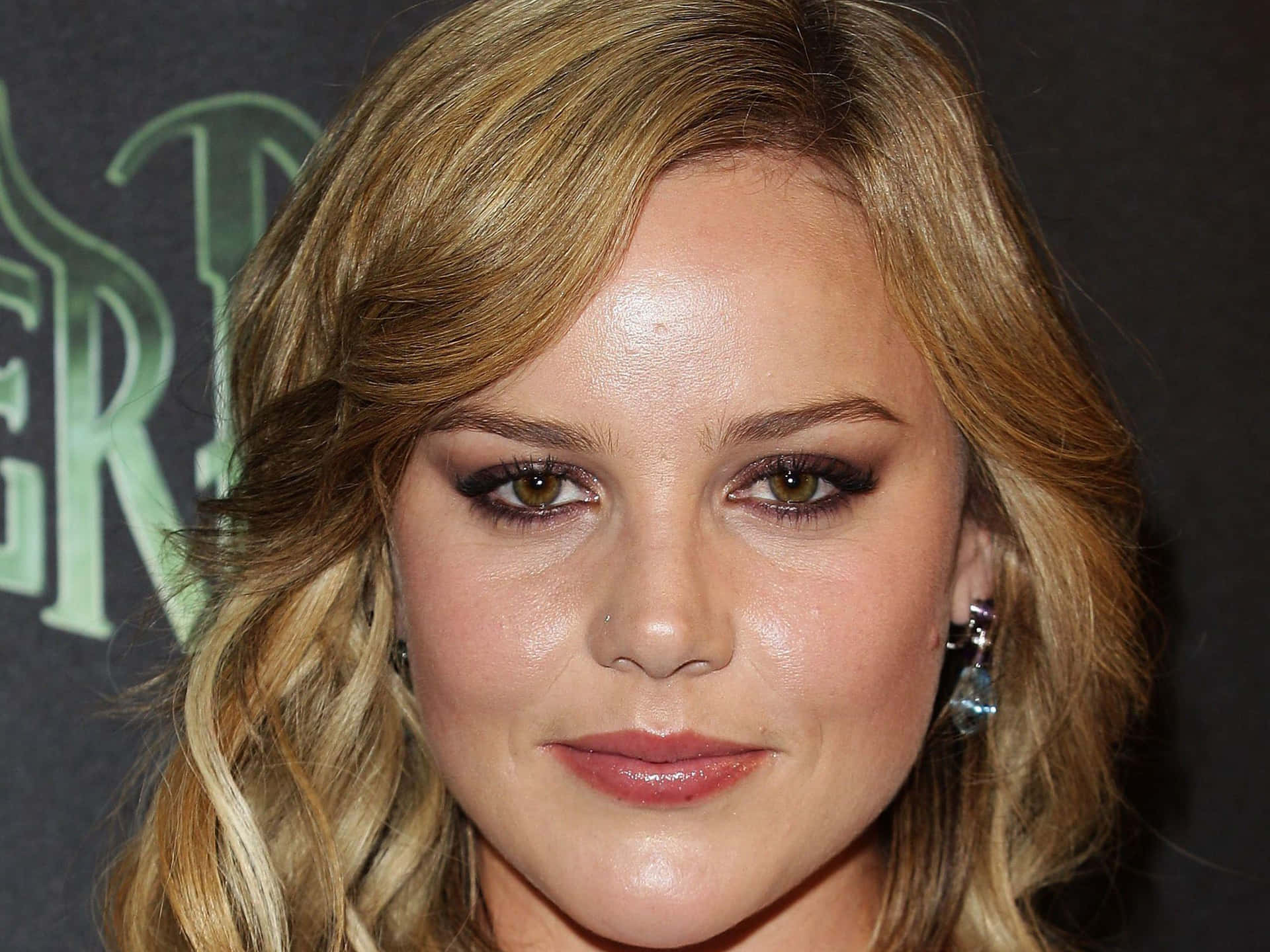 1920x1440 Download Abbie Cornish Smiling in a Stunning Red Dress Wallpaper