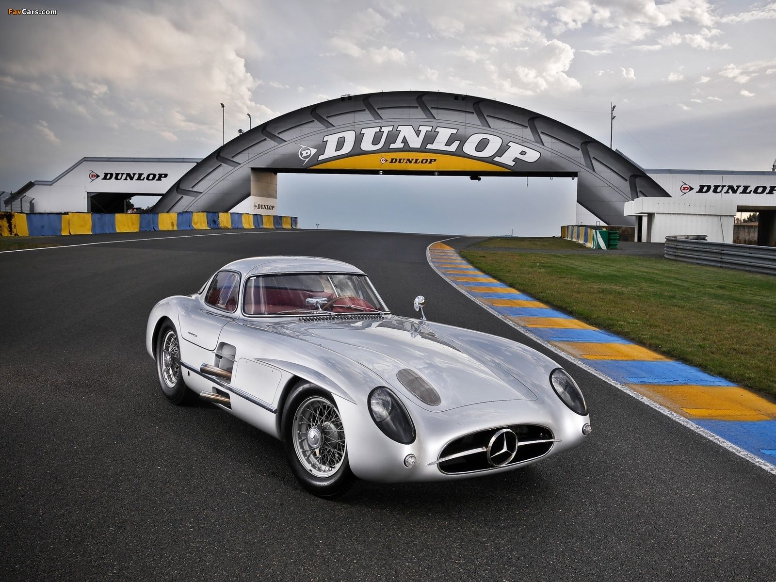 1600x1200 Mercedes Benz 300SLR Uhlenhaut Coupe Wallpaper