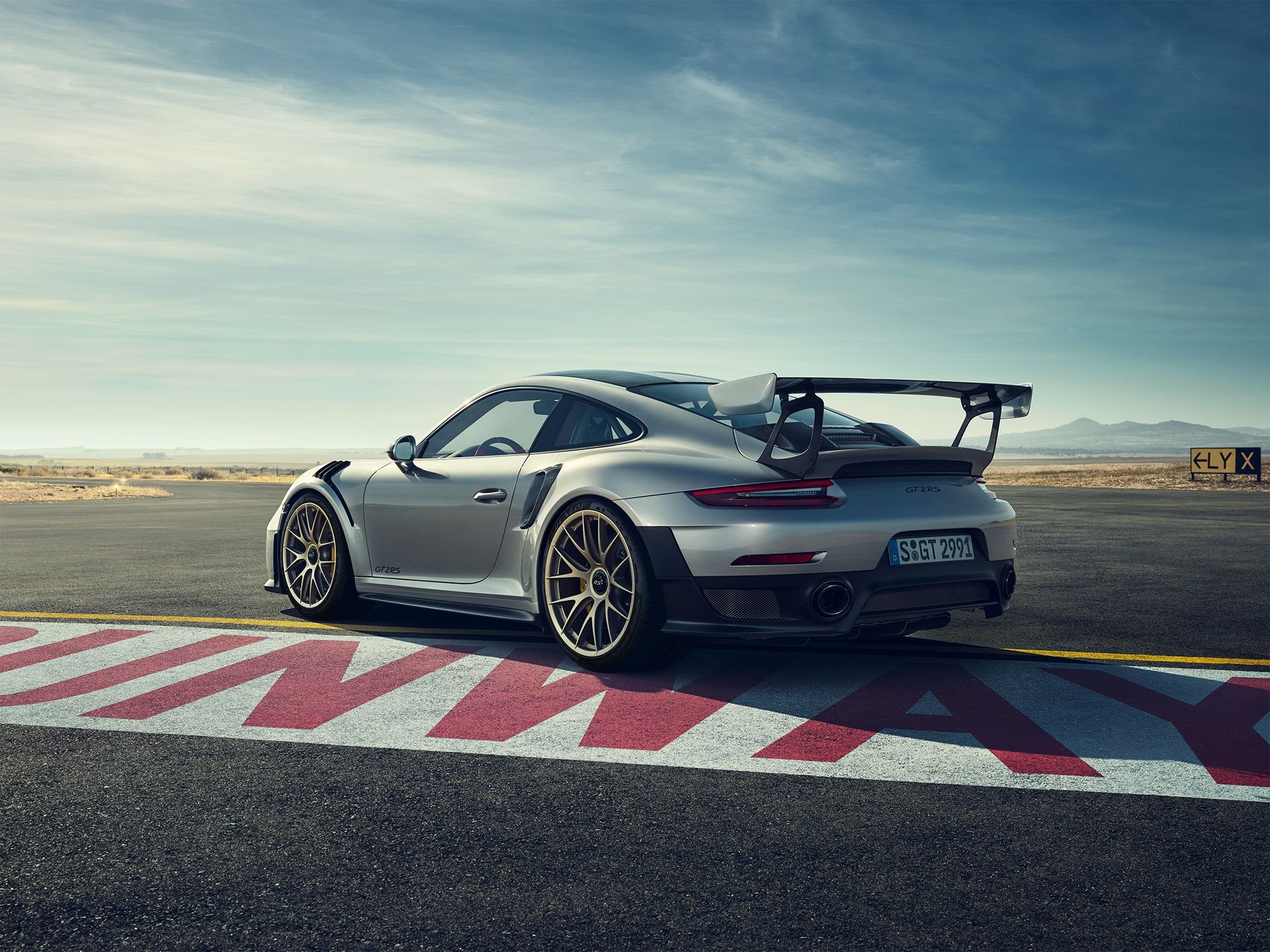 1920x1439 Dunlop Sport Maxx Race 2 approved by Porsche for the new 911 GT2 RS