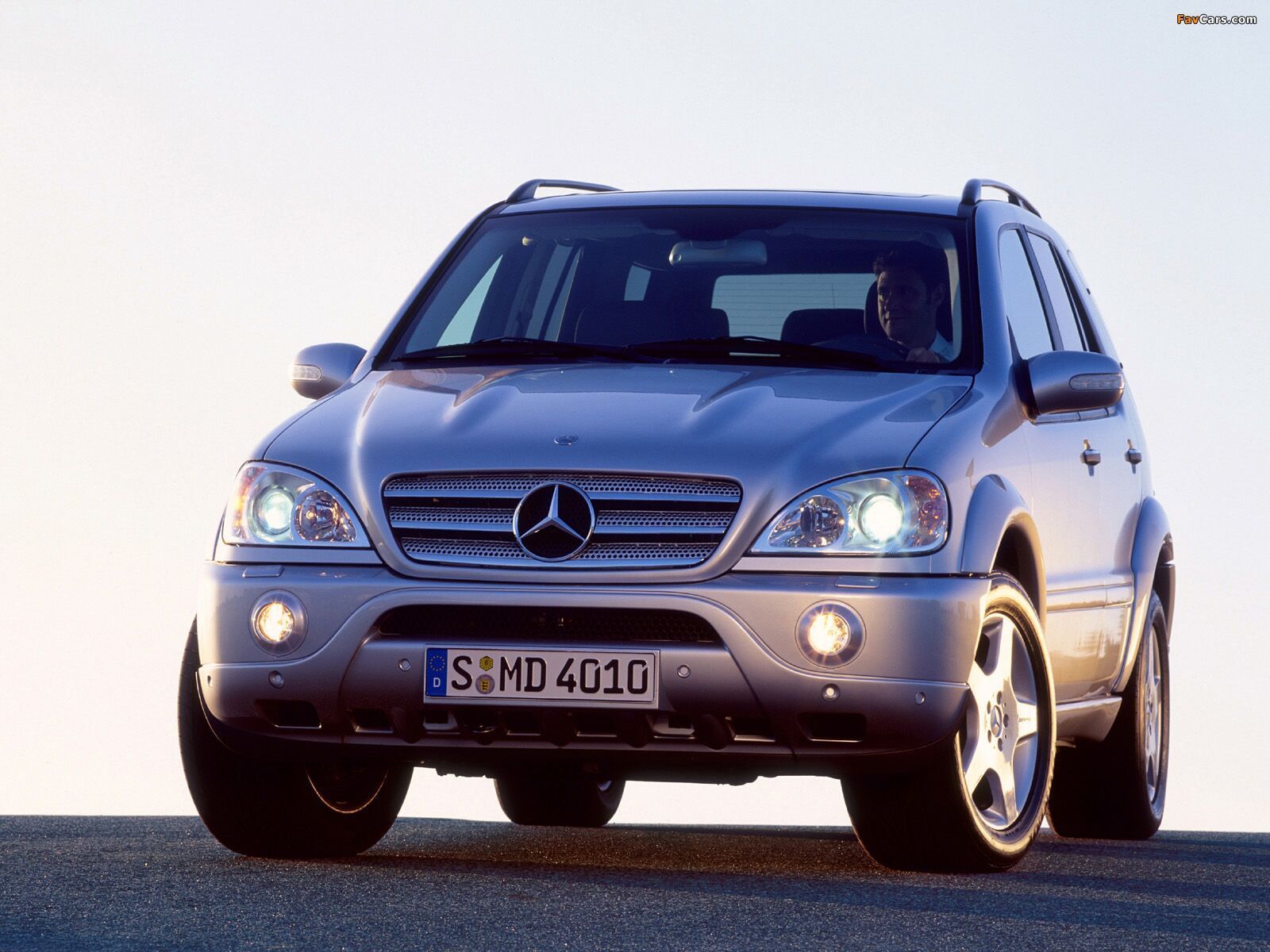 1600x1200 Mercedes Benz ML 55 AMG (W163) 2000–03 Wallpaper (1600x1200)
