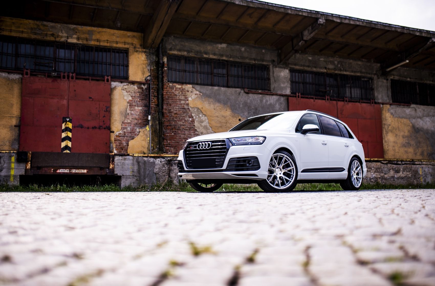 1700x1120 AUDI SQ7