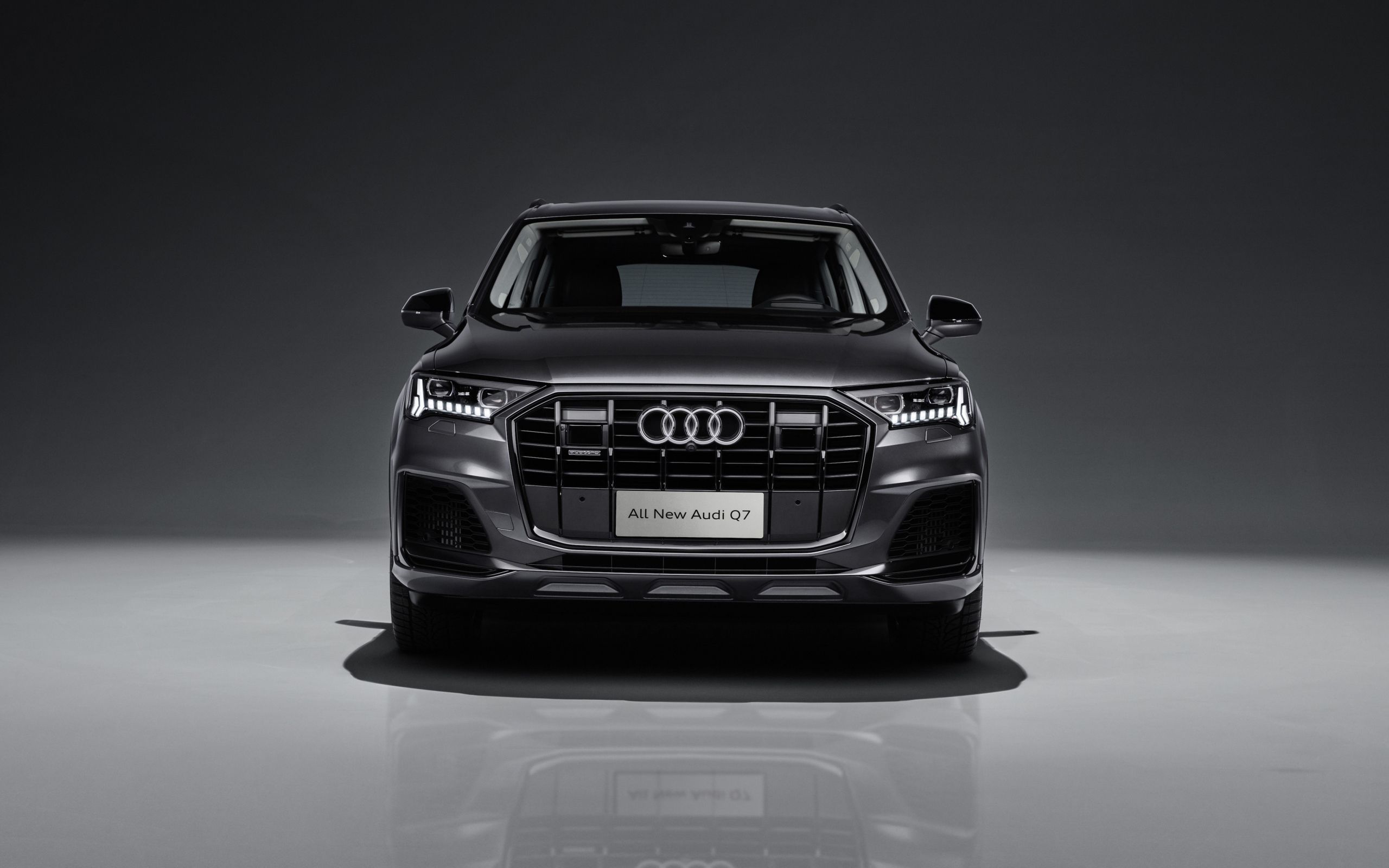 2560x1600 Black car Audi Q7 55 TFSI Quattro S Line 2020 front view Desktop wallpaper 2560x1600