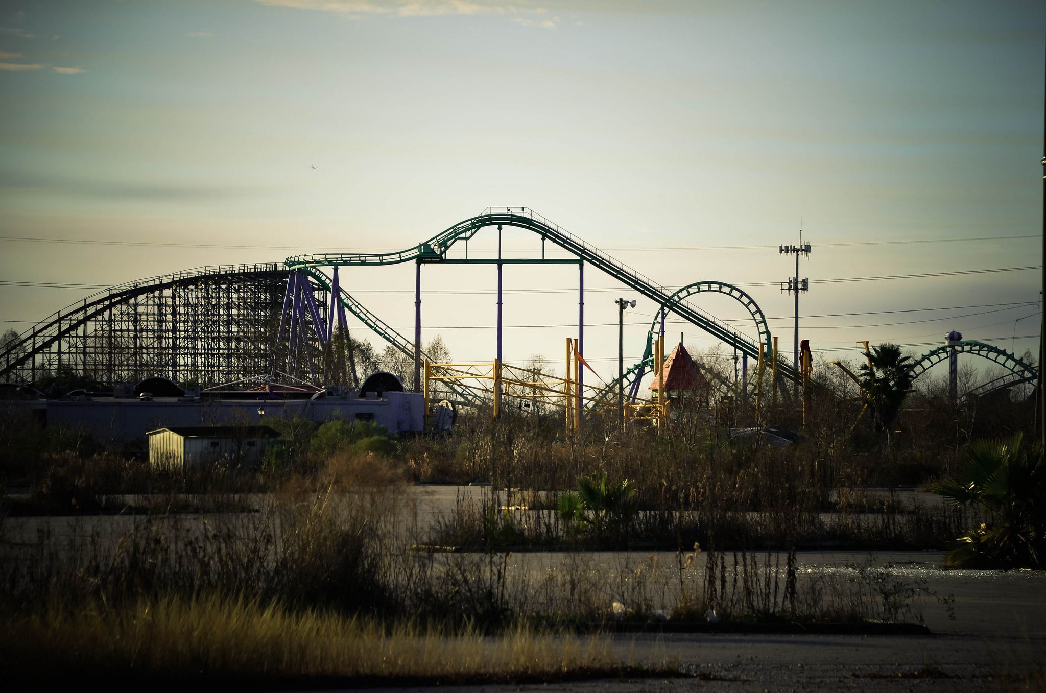 2048x1357 Haunting Image of the Abandoned Six Flags New Orleans Theme Park