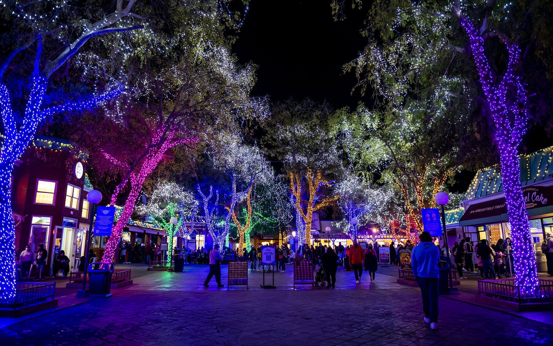 1920x1200 Six Flags Magic Mountain's Holiday in the Park: 2021 Review