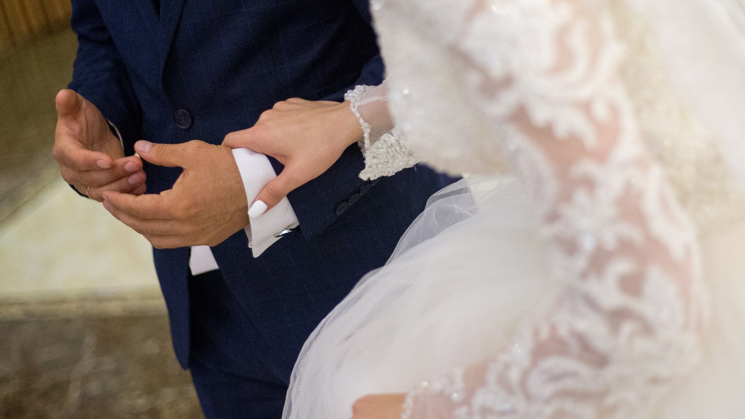 2560x1440 Couple's Blow Job Themed Wedding Photo Is Going Viral