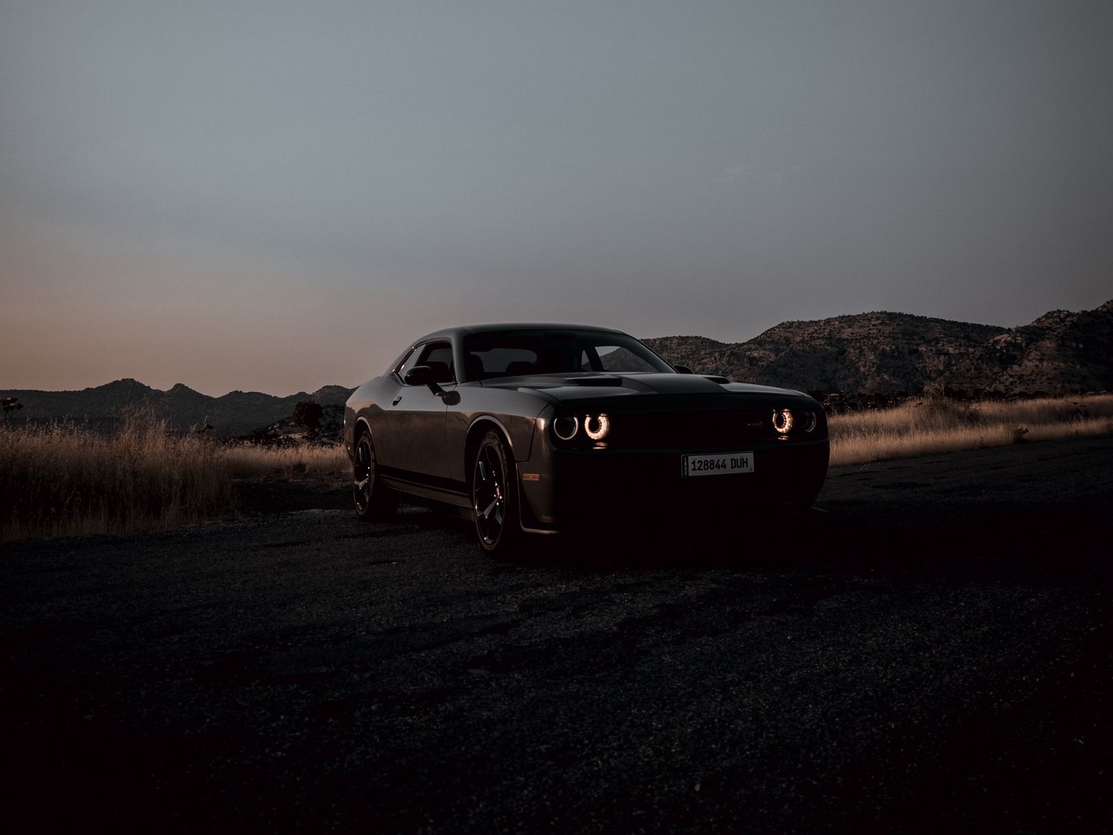 1600x1200 Download wallpaper 1600x1200 dodge challenger, dodge, car, black, dark, dusk standard 4:3 HD background