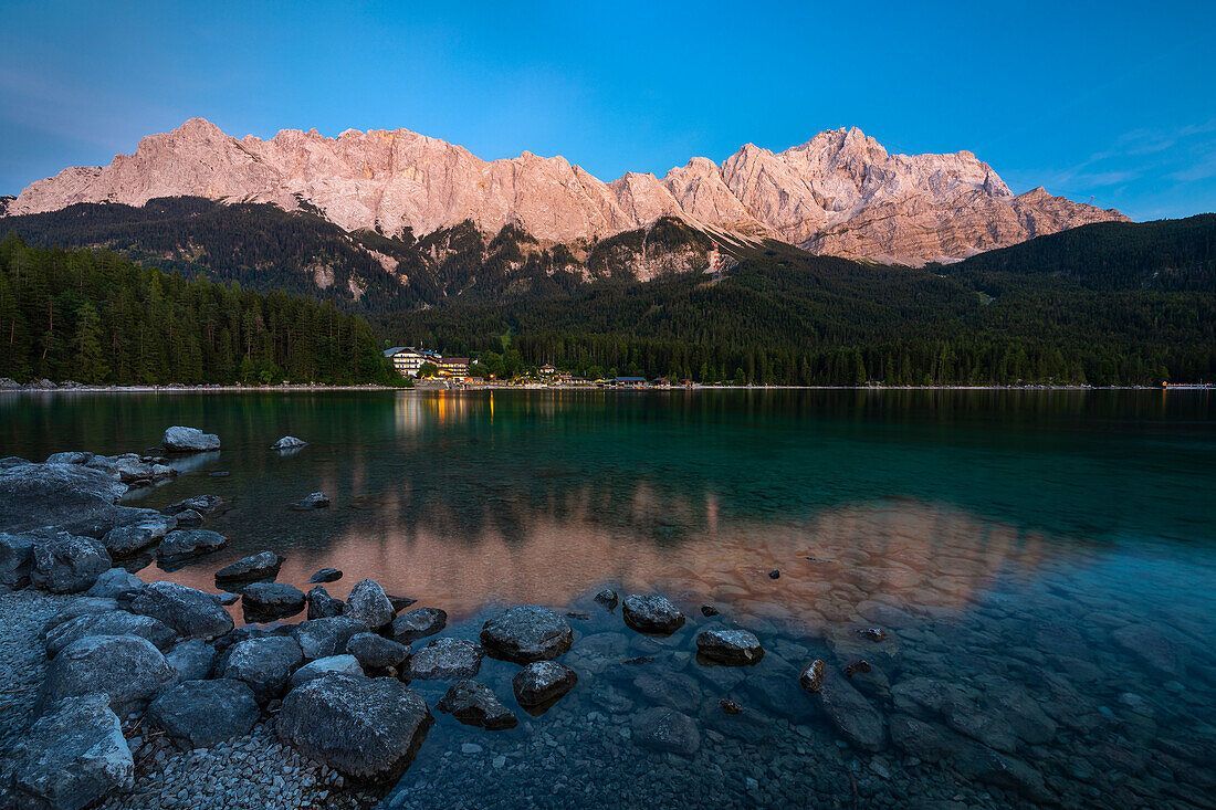 1100x733 Eibsee and Zugspitze at sunset during