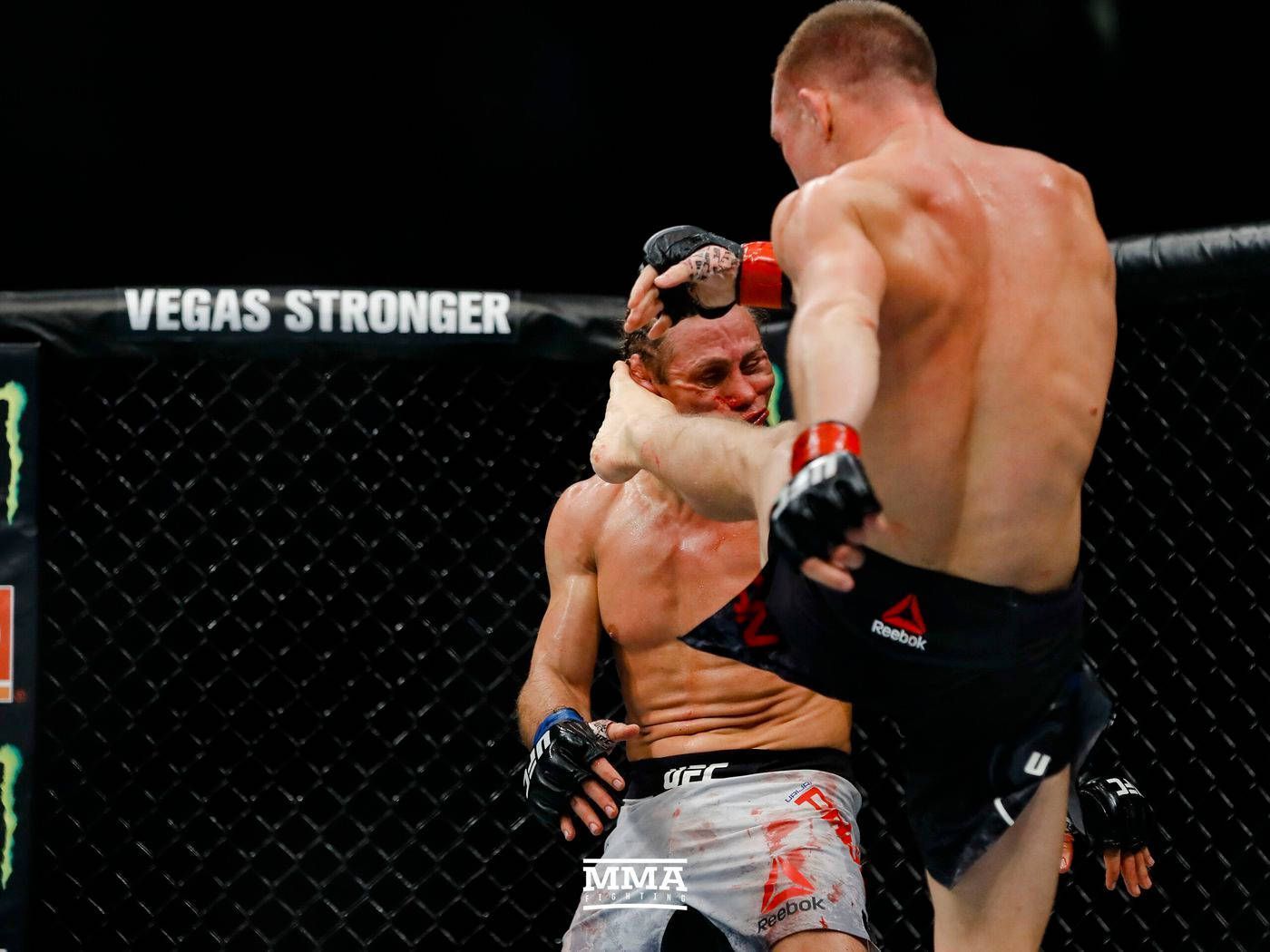1400x1050 Download Petr Yan Delivers A Brutal Kick Wallpaper