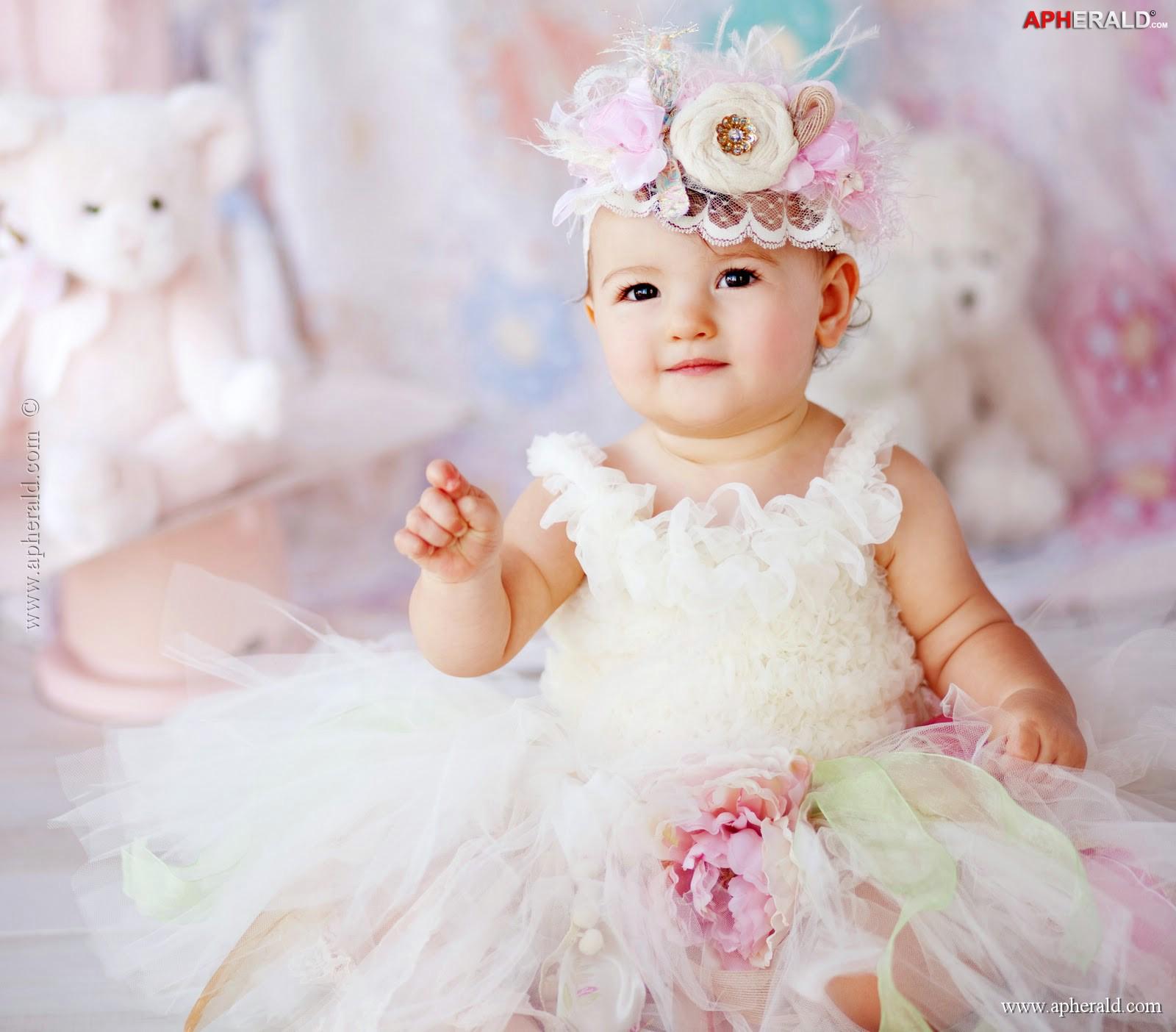 1600x1404 wallpaper of cute baby