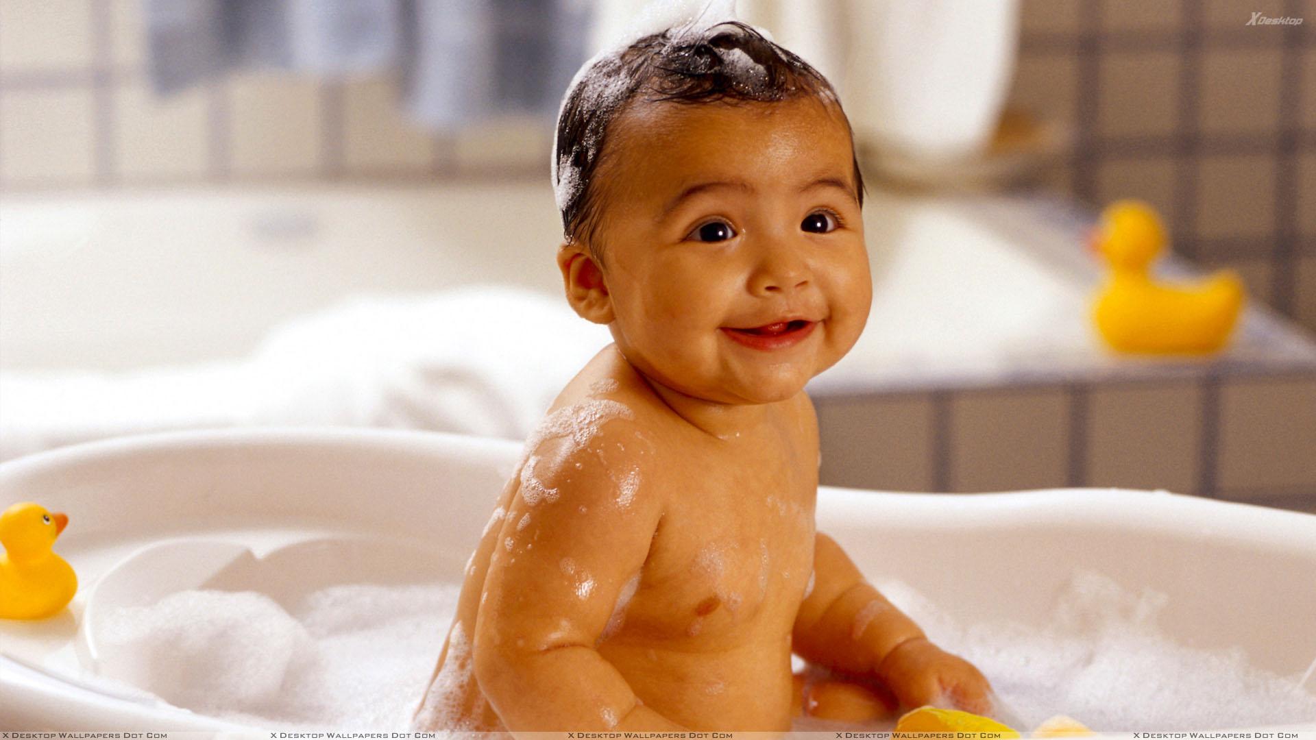1920x1080 Cute Baby Smiling in Bath Tub Wallpaper