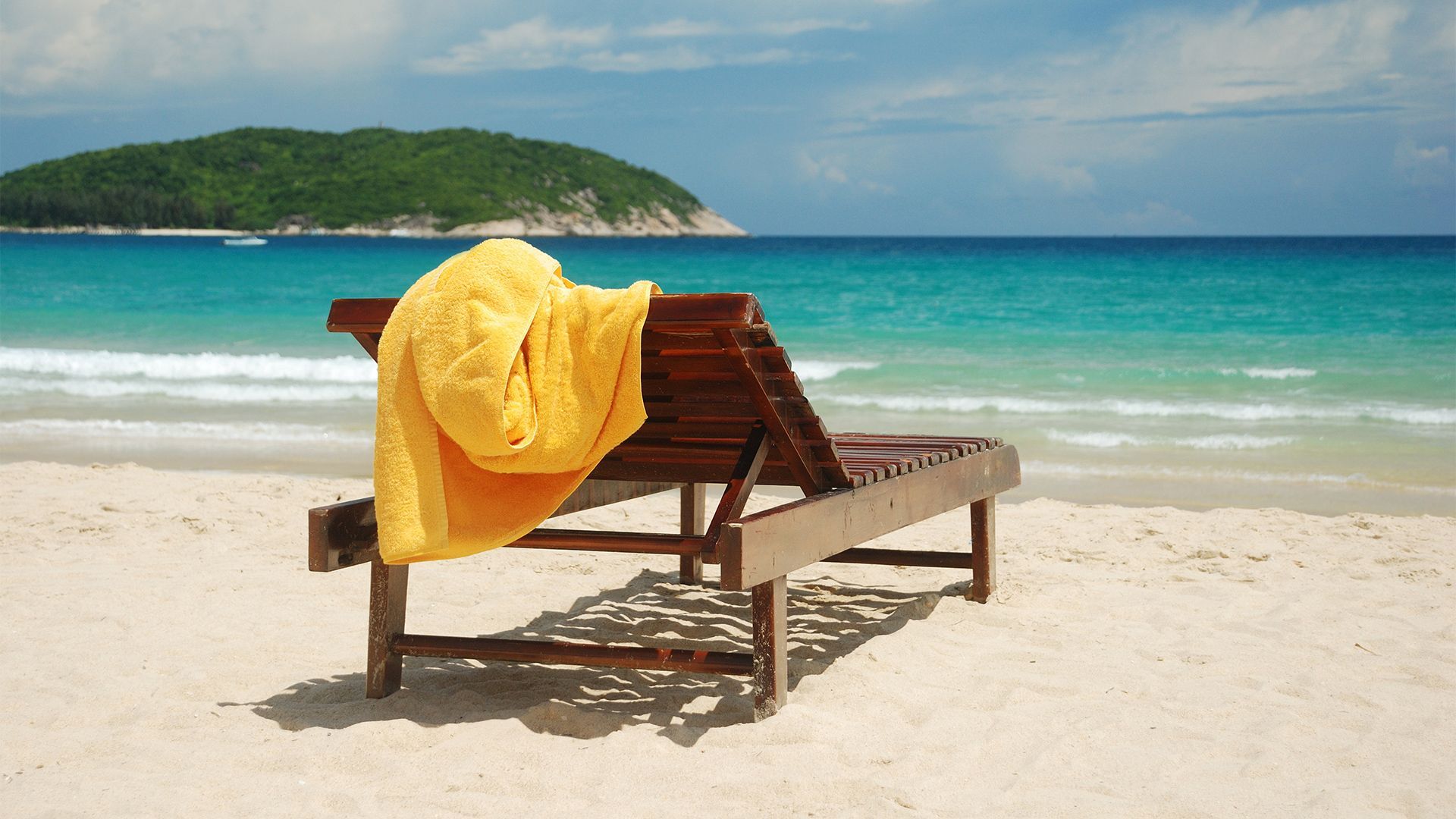 1920x1080 Towel on deck chair at beach in Yalong Bay, Sanya, Hainan, China. Windows Spotlight Image