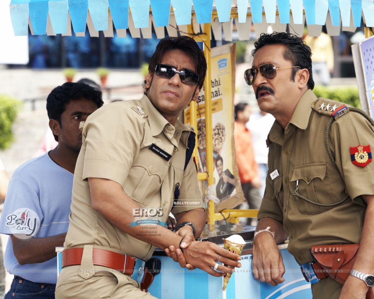 1280x1024 Wallpaper and Mukesh looking confused size:1280x1024