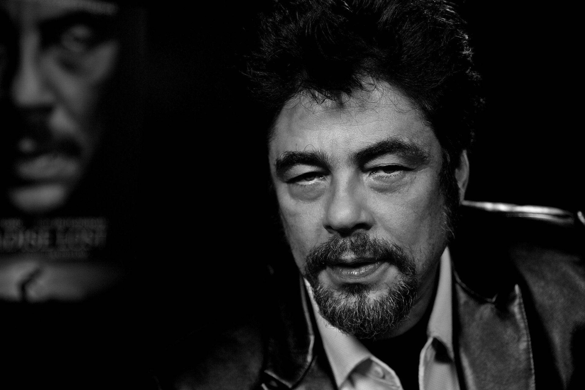 1920x1280 Download Black and white portrait of Benicio del Toro Wallpaper