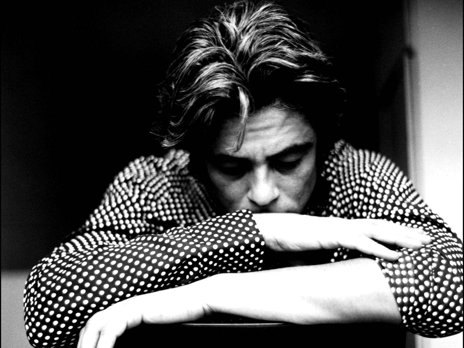 1600x1200 Download Intriguing Monochrome Artistry of Benicio Del Toro Wallpaper