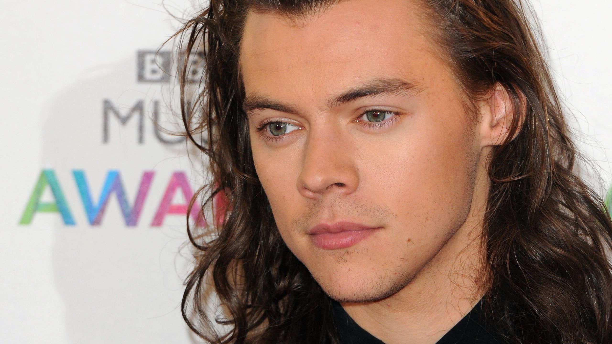2560x1440 Harry Styles' Hair Is Longer Than Ever, Looks Hotter Than Ever