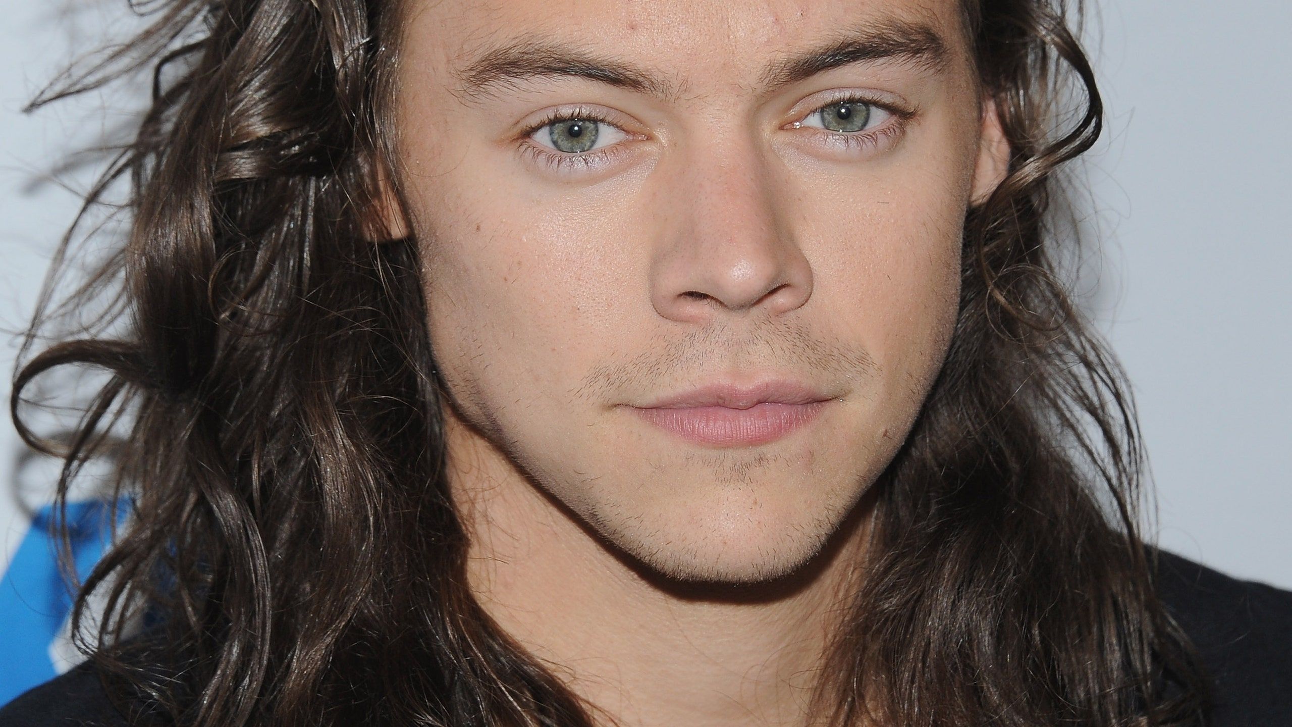 2560x1440 Harry Styles Wears Black Nail Polish to Event