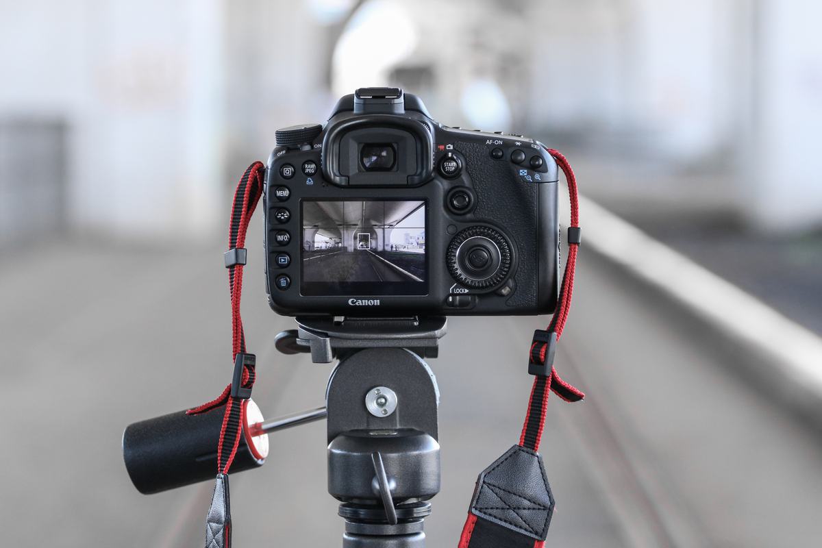 1200x800 Free Photo: Rear DSLR Camera on Tripod with Blurred Background