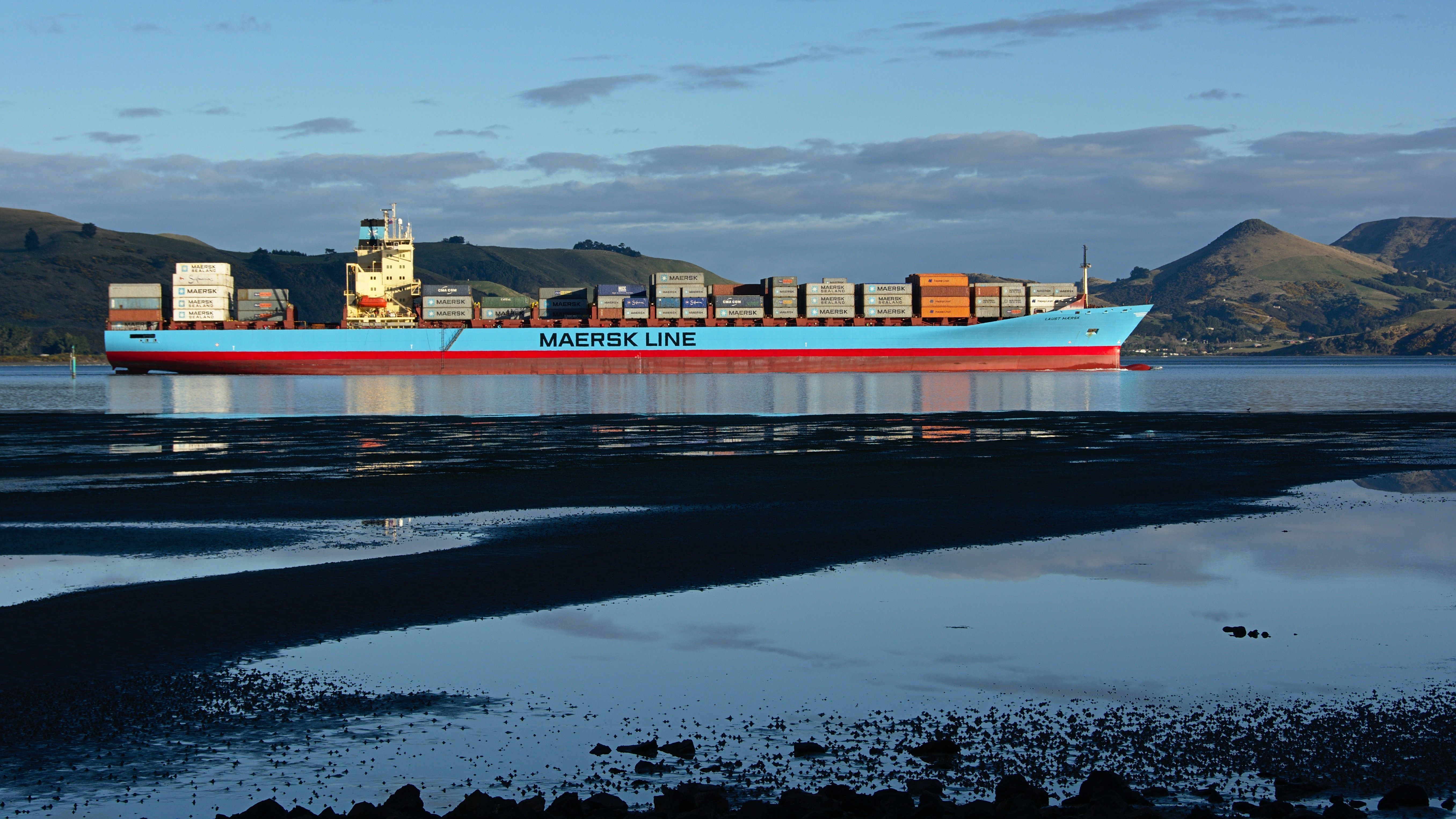 5424x3051 Laust Mærsk (ship, 2001)