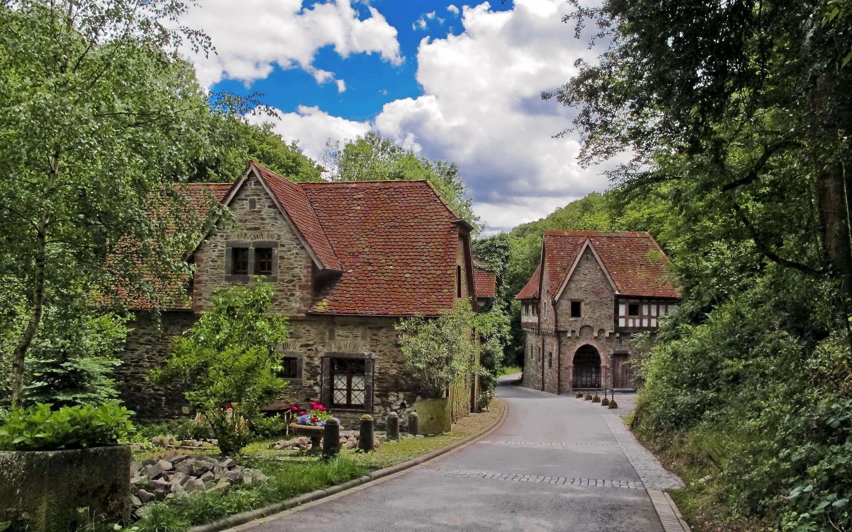 1680x1050 Download wallpaper 1680x1050 germany, province, at home, path, sidewalk HD background