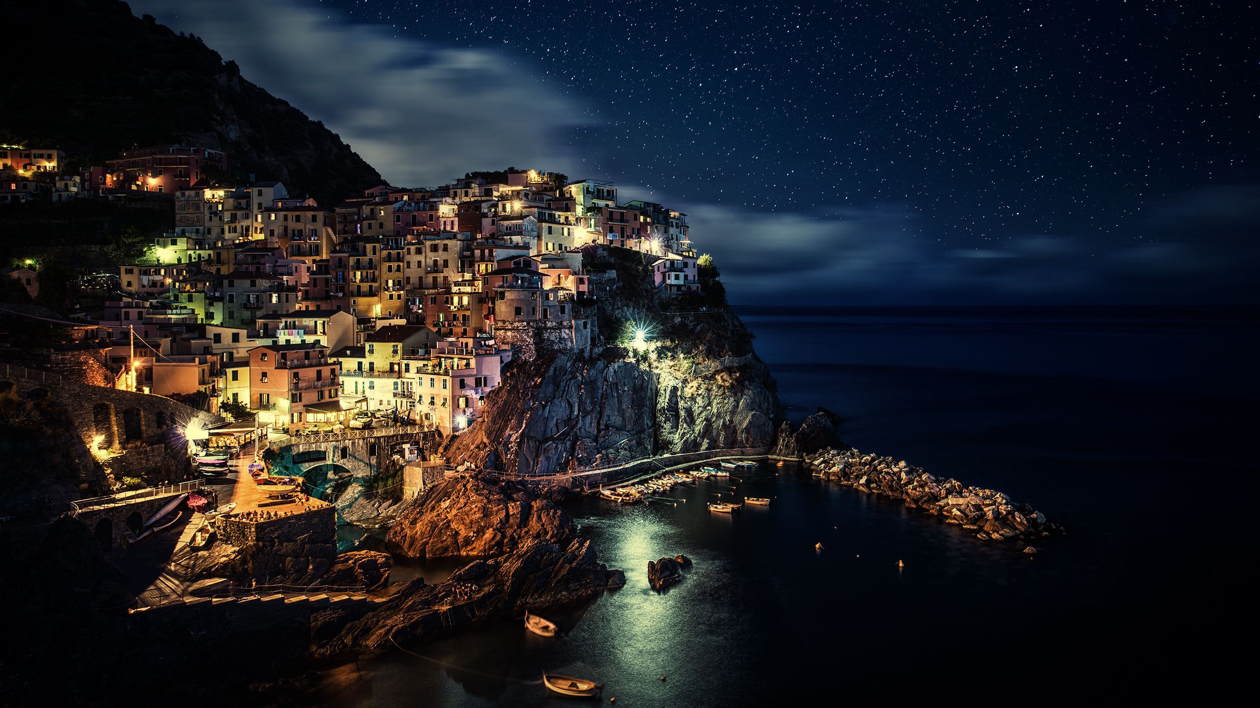 2560x1440 Beautiful tourist town in Italy, at night [Wallpaper]