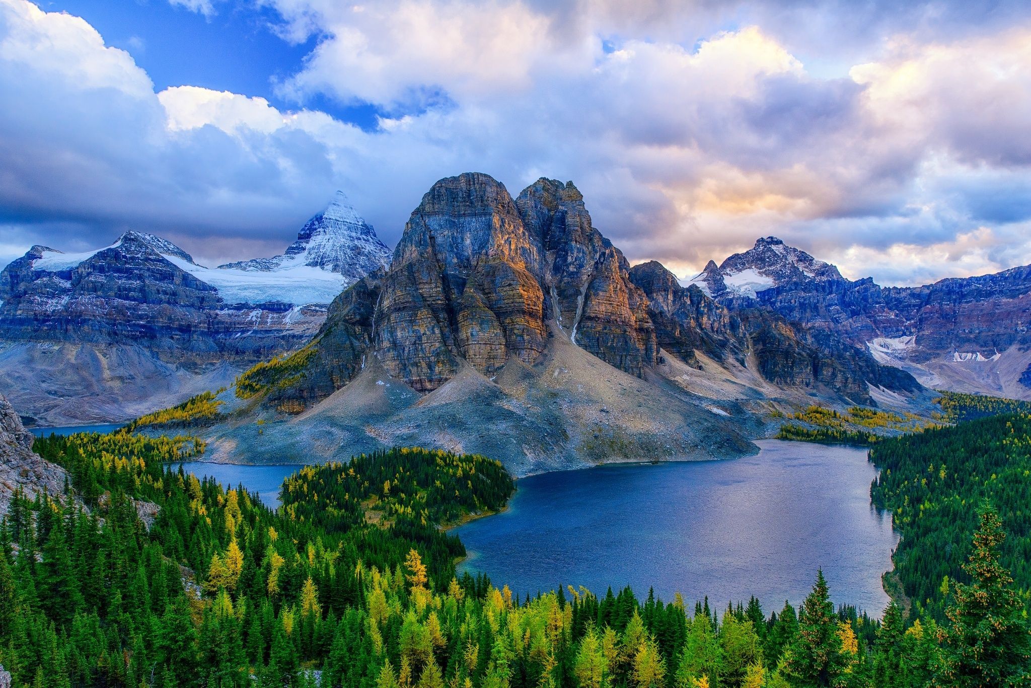 2048x1367 Mount Assiniboine in British Columbia
