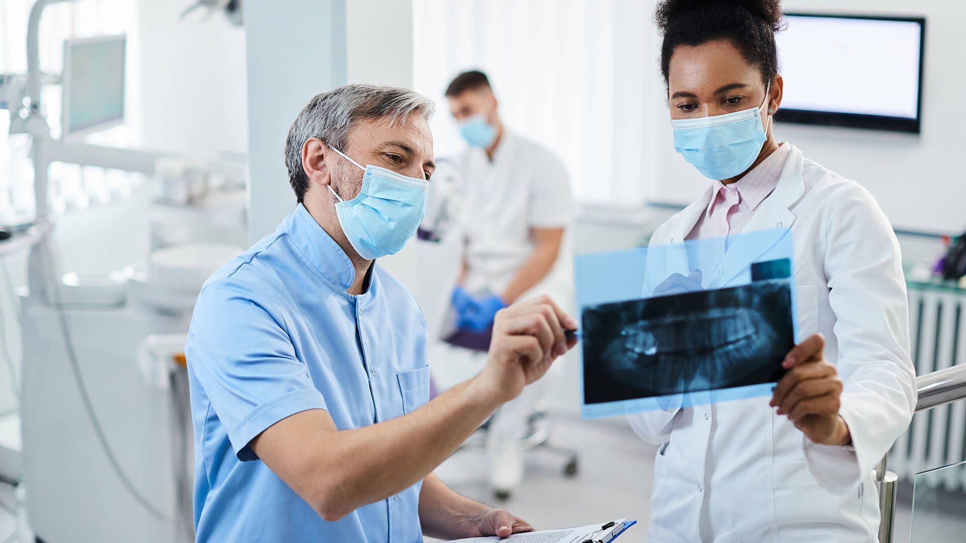 1920x1080 Download Dentists Working With Each Other Over X Ray Wallpaper