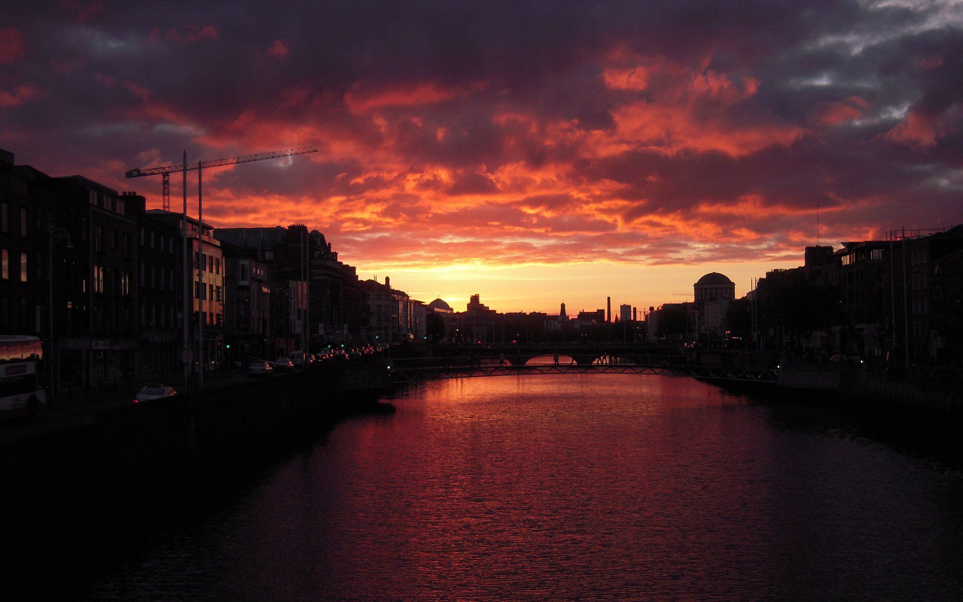 1920x1200 Dramatic sky over River Liffey in