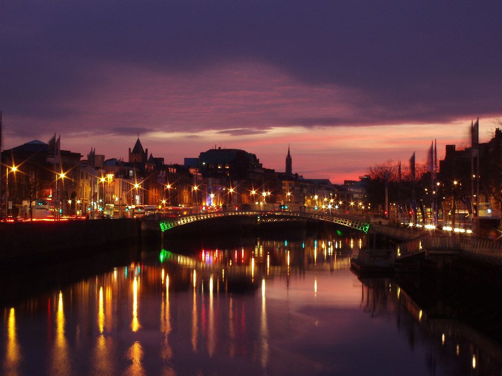 1024x768 The River Liffey in the heart of Dublin. A beautiful sunset