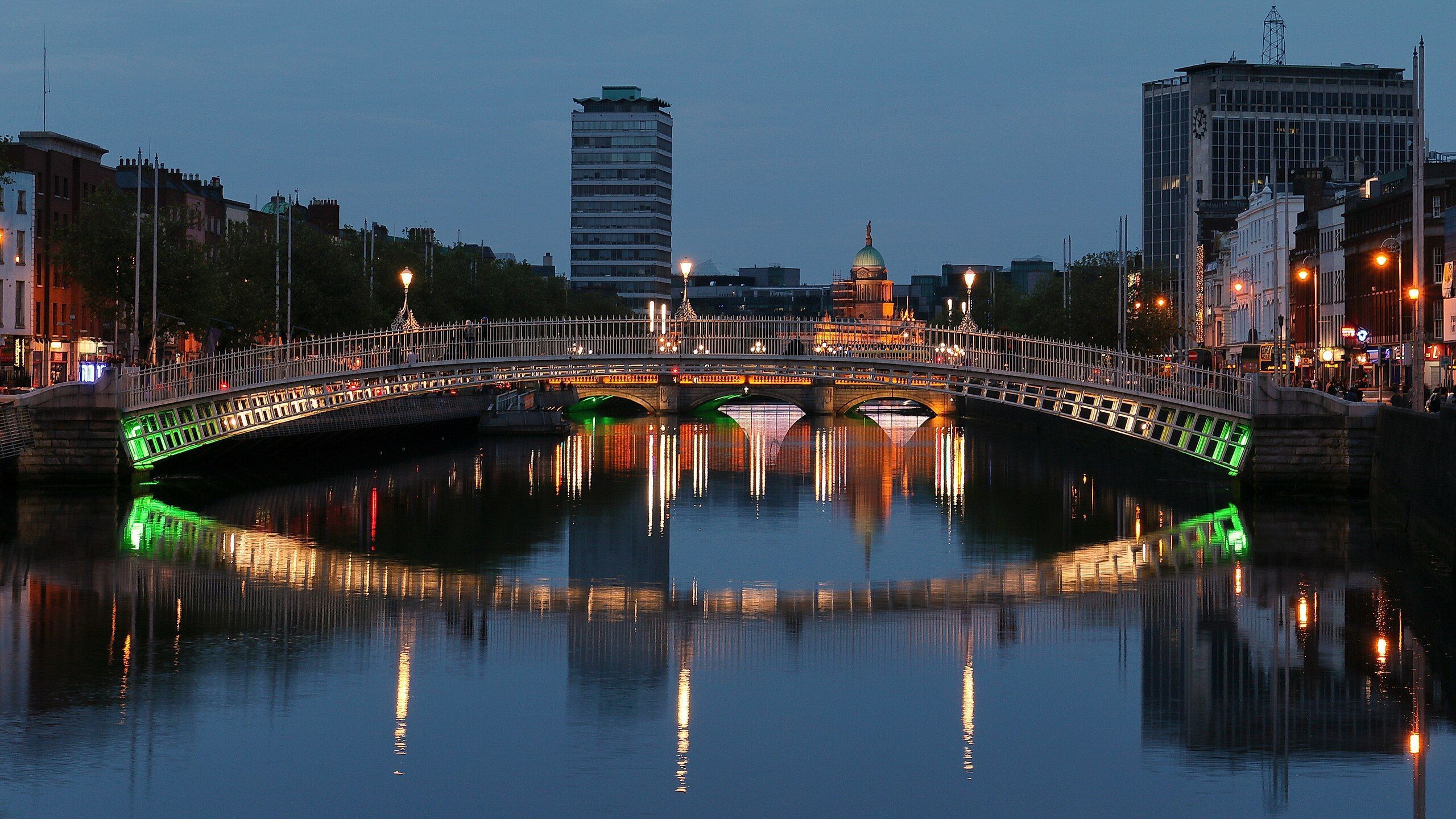 2560x1440 Ha'penny Bridge & River Liffey
