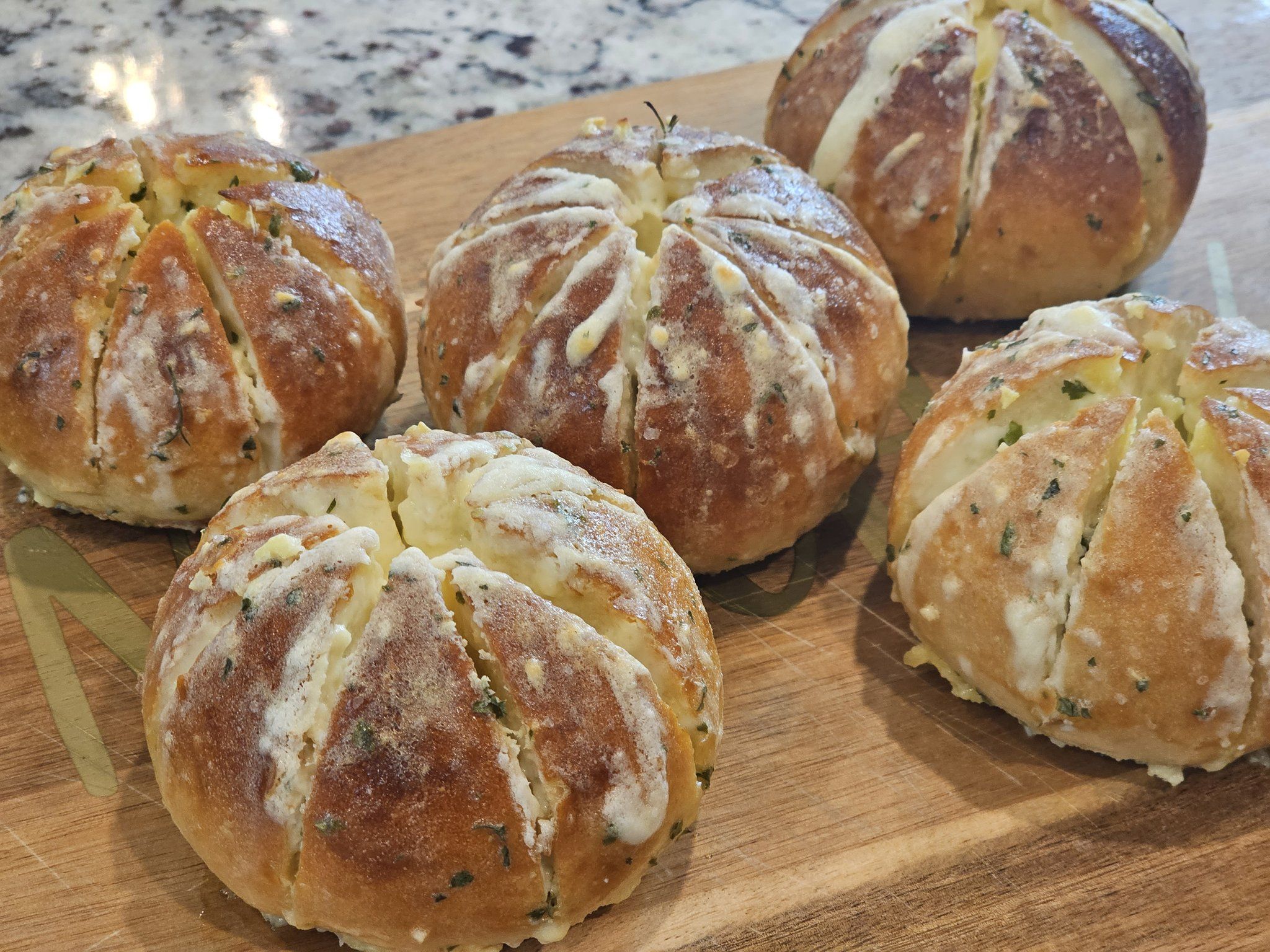 2048x1536 Stella Chuu on X: THIS BREAD WAS ILLEGALLY GOOD. holy shit it SOOO TASTY. I baked it from scratch. Korean cream cheese garlic bread / X