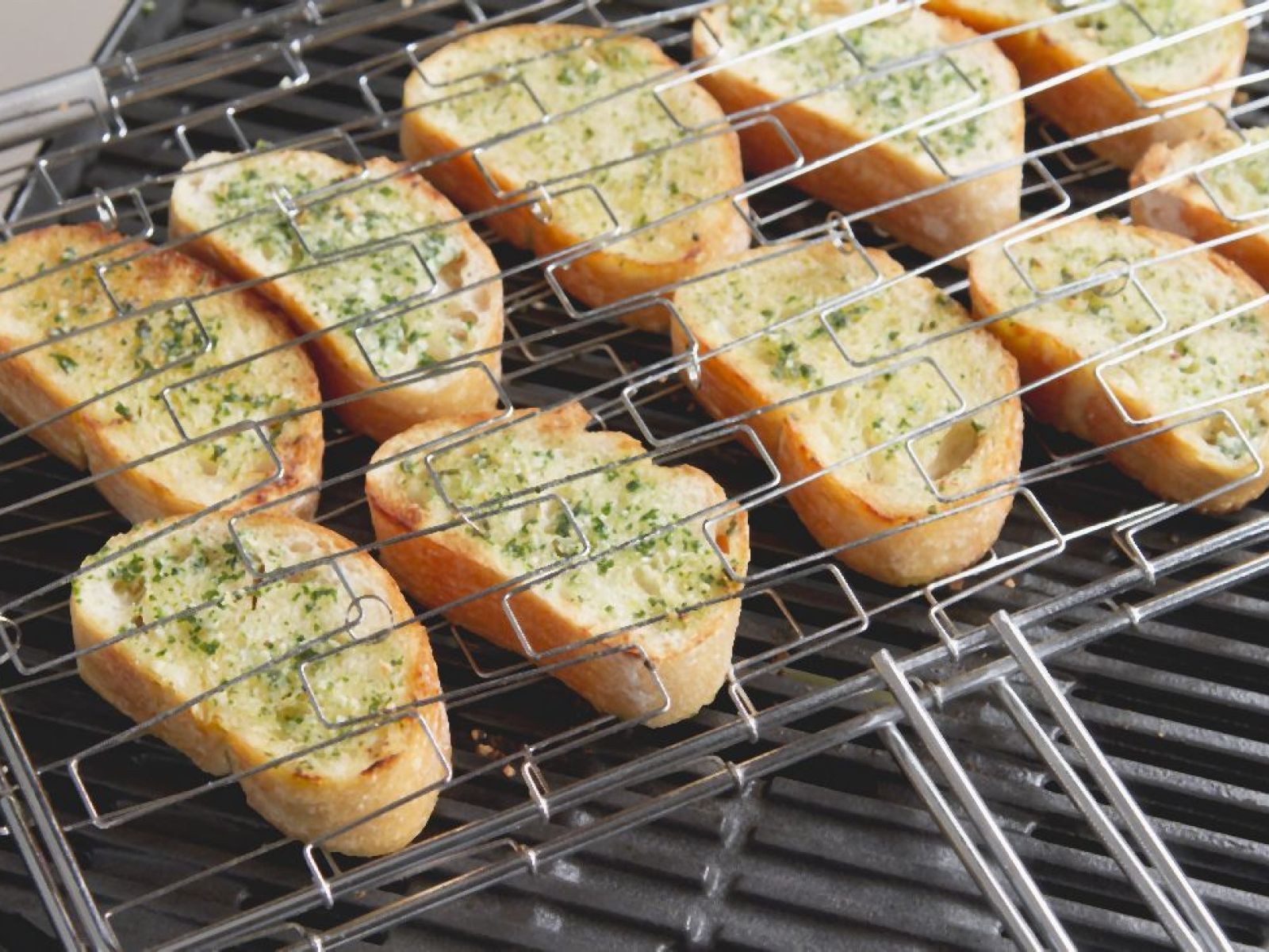 1600x1200 Garlic Bread on the Grill recipe. Eat Smarter USA