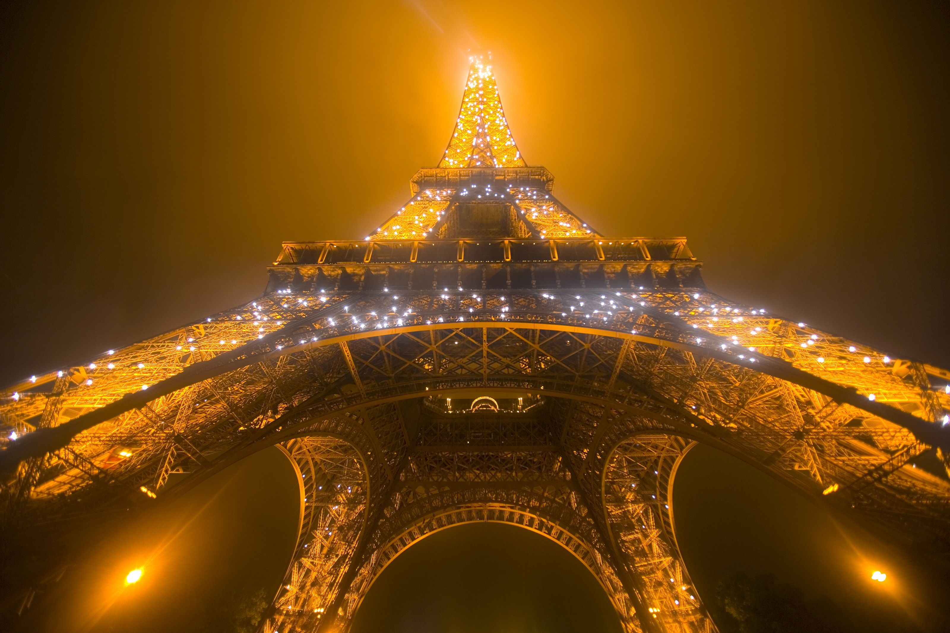 3200x2133 Eiffel Tower On A Foggy And Rainy Night Mural Zuckerman Your Way