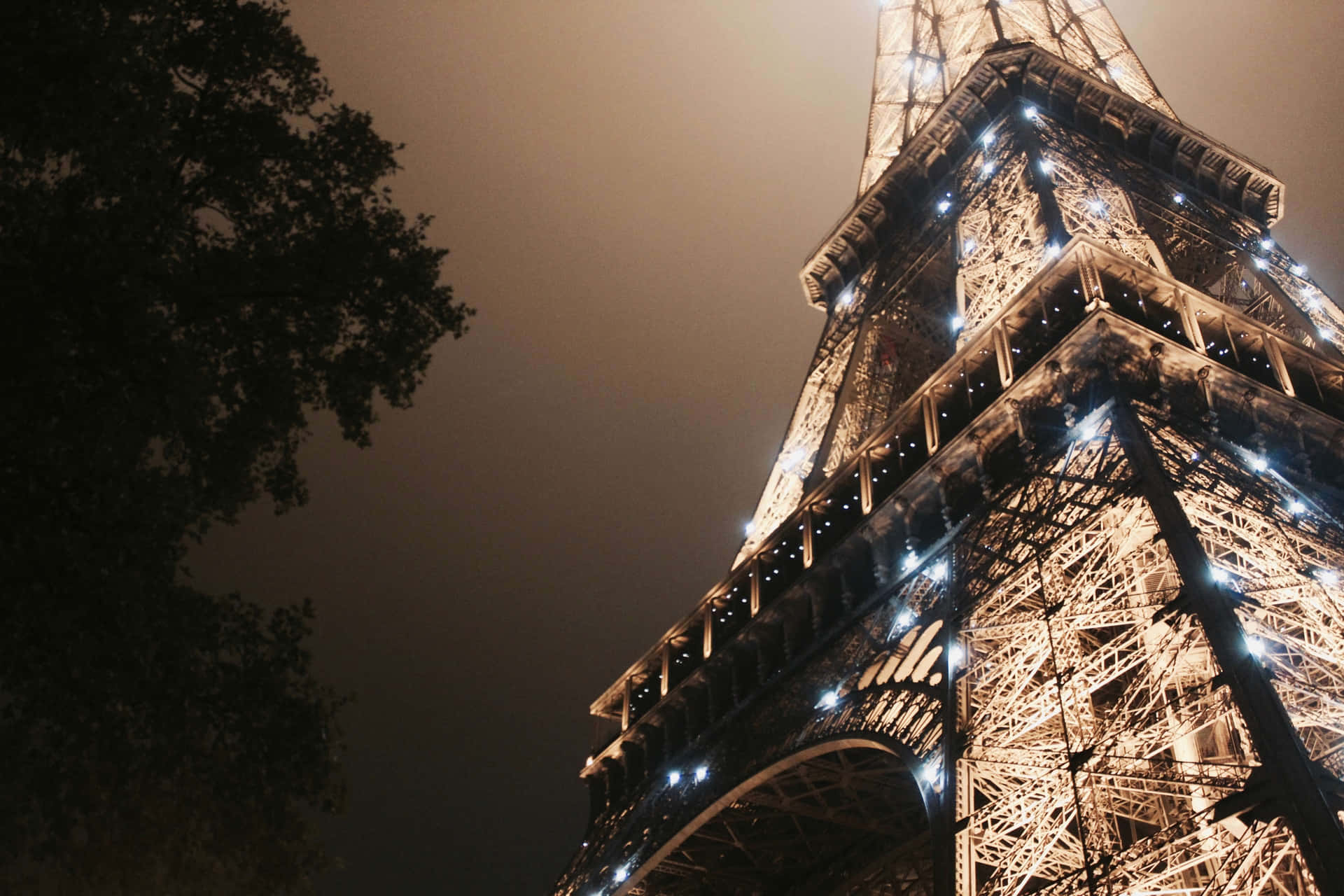 1920x1280 Download Tower In Paris At Night Wallpaper