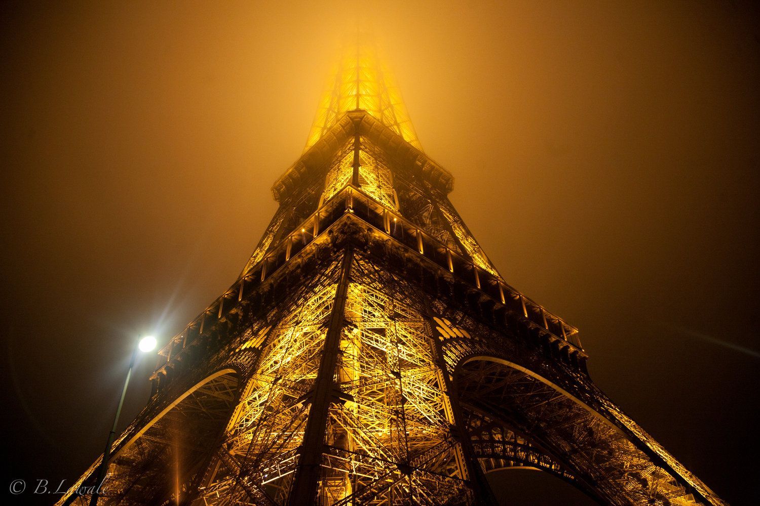 1500x1000 A NIGHT VIEW OF EIFFEL TOWER IN PARIS