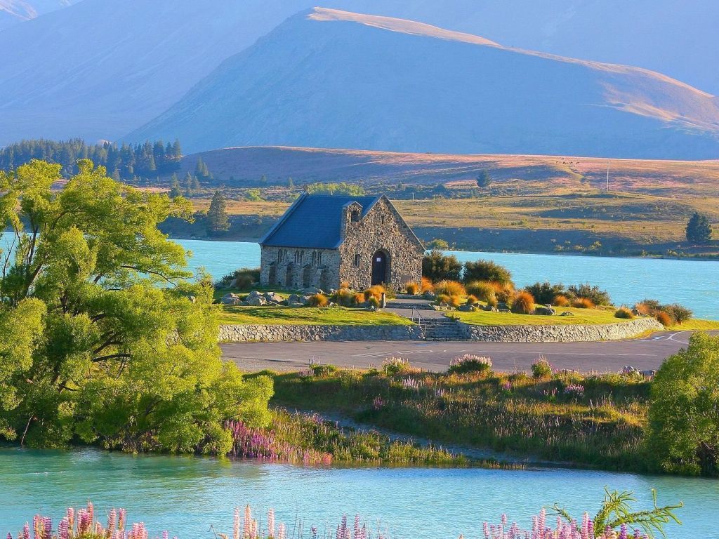 1024x768 Lush View of Lake Tekapo in New Zealand wallpaper in 1024x768 resolution