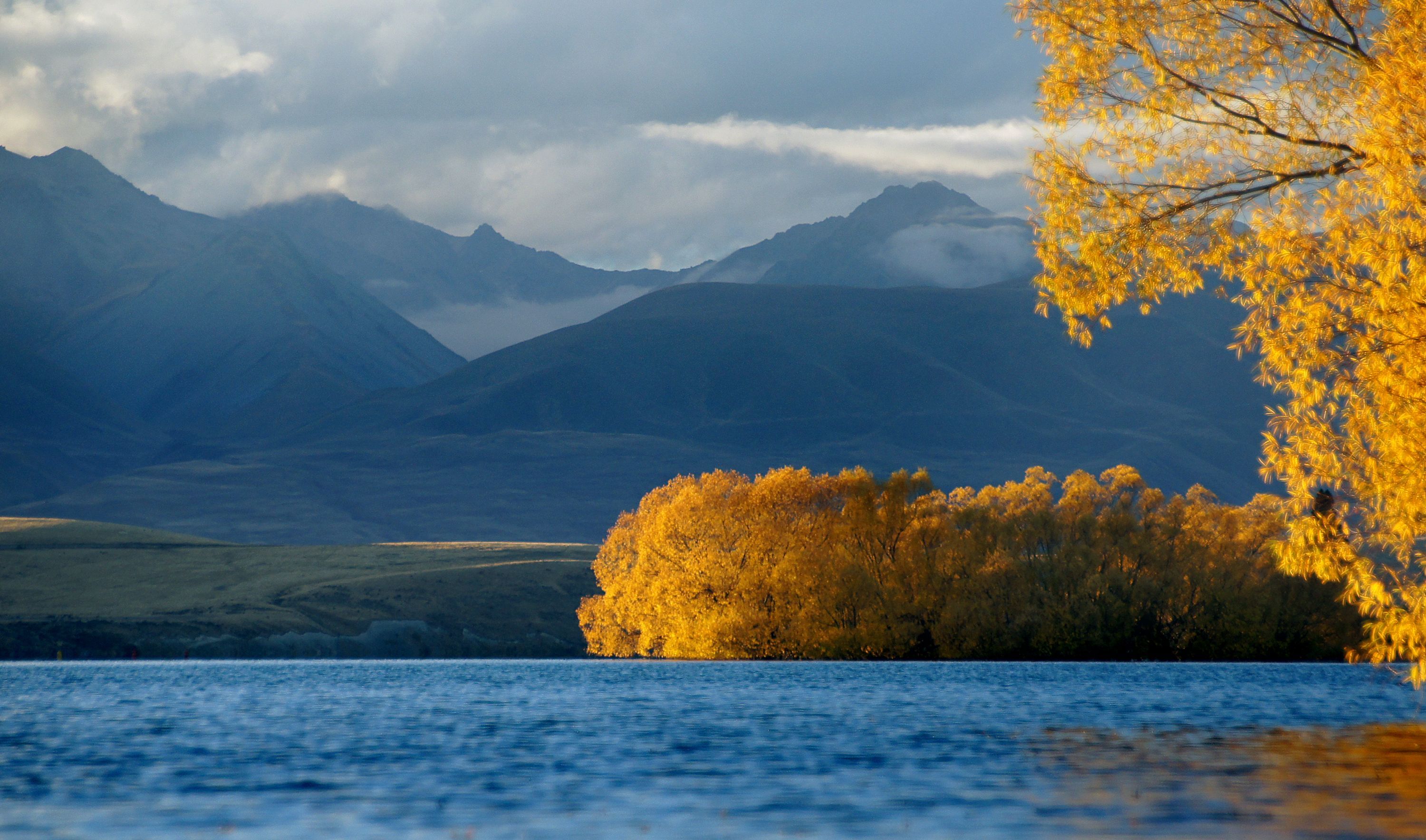 3000x1769 Autumn at Lake Tekapo