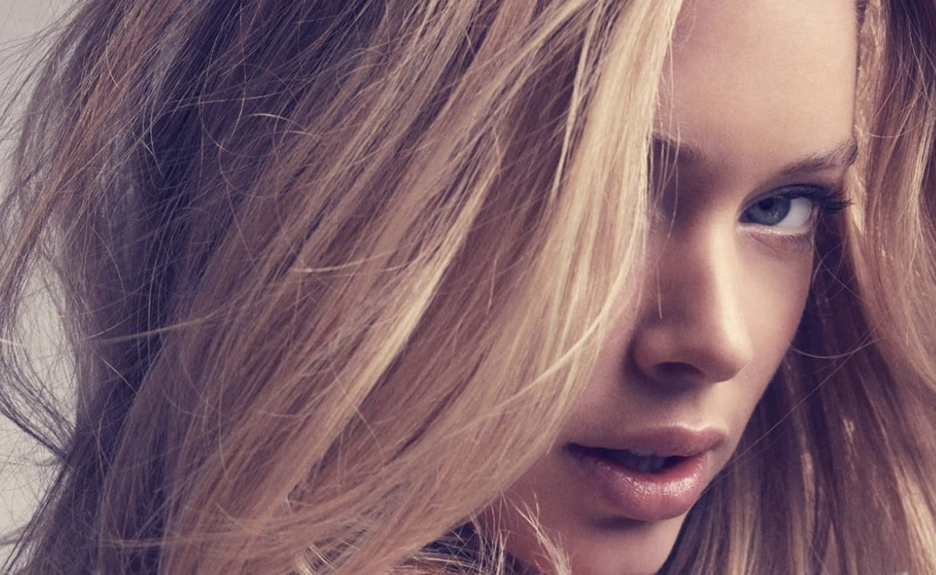 1919x1178 Download Doutzen Kroes In An Elegant Pose Wallpaper