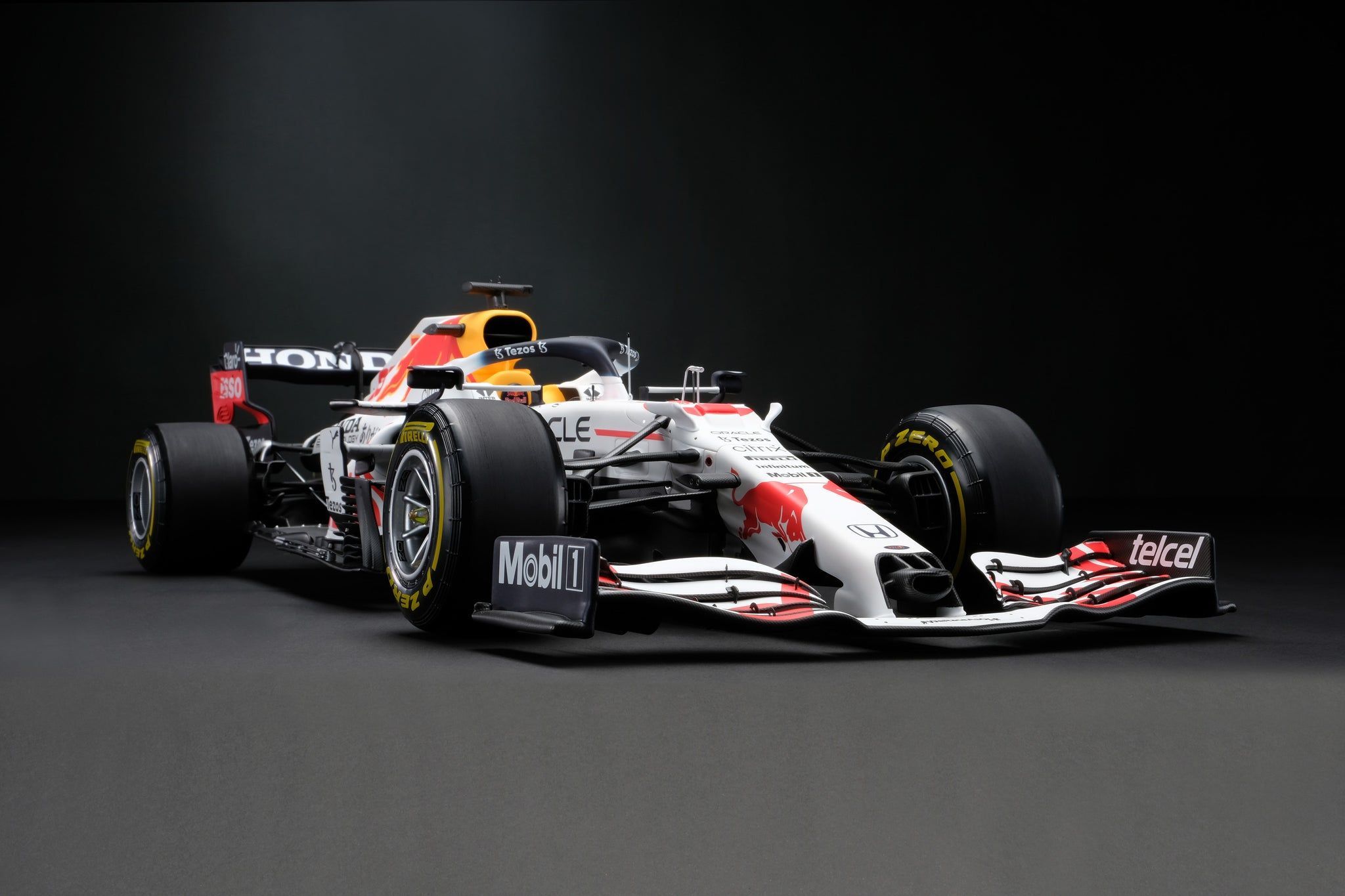 2048x1365 Max Verstappen's 2021 World Championship winning car, now at 1:18 scal