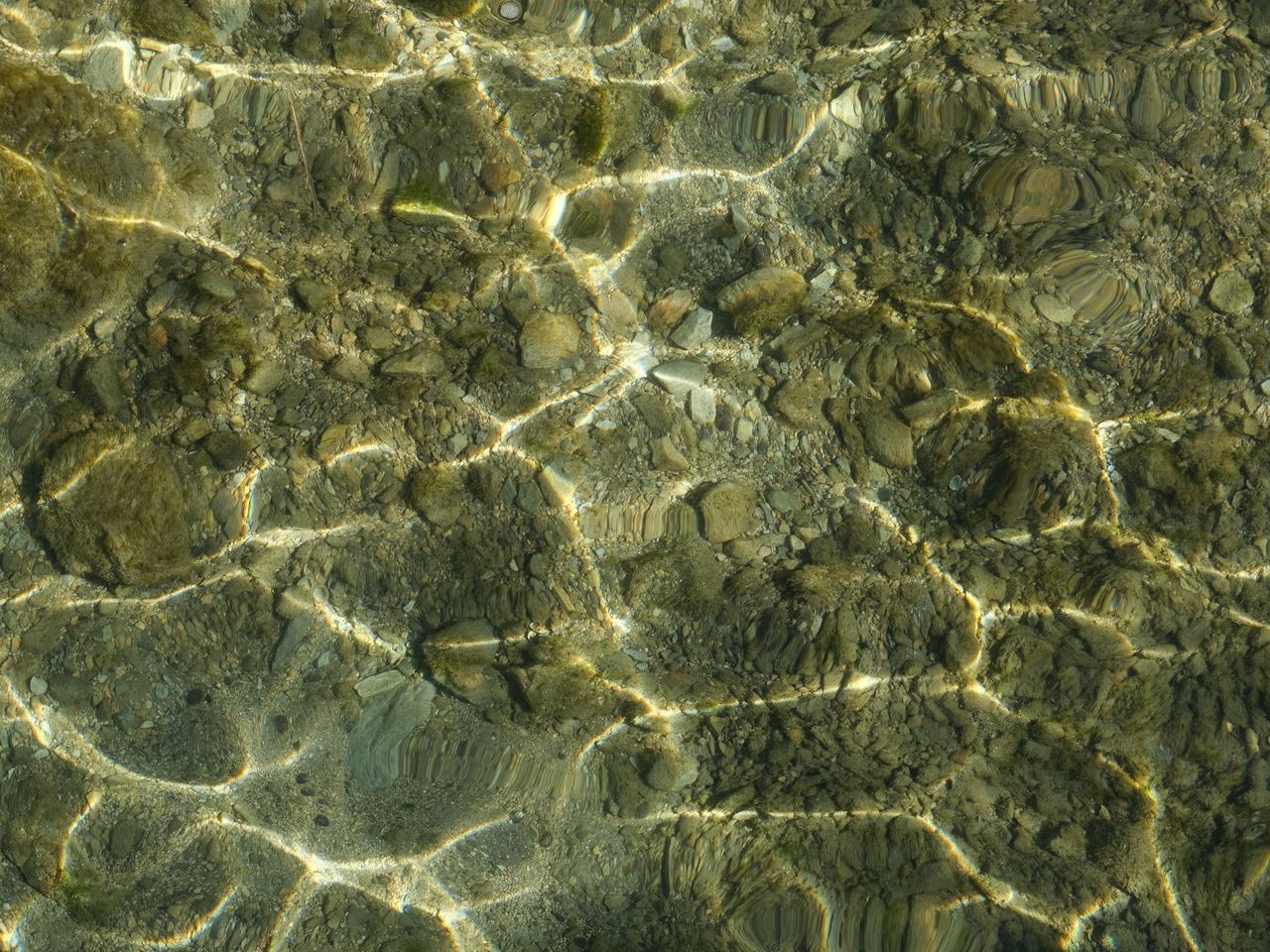 1280x960 Download wallpaper 1280x960 bottom, underwater, water, stones, glare standard 4:3 HD background