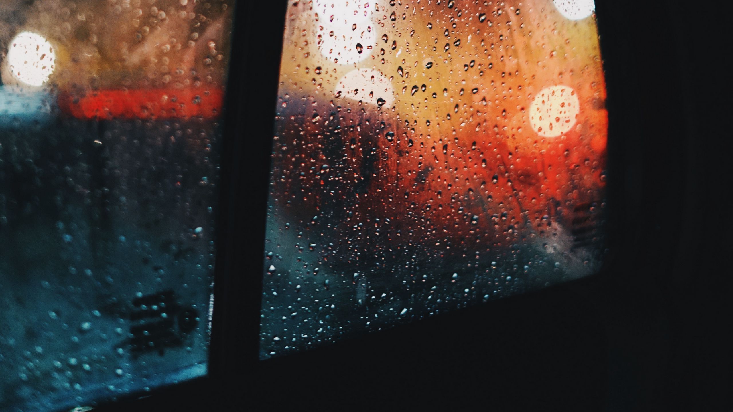 2560x1440 Download wallpaper 2560x1440 window, rain, drops, car, glass, glare widescreen 16:9 HD background