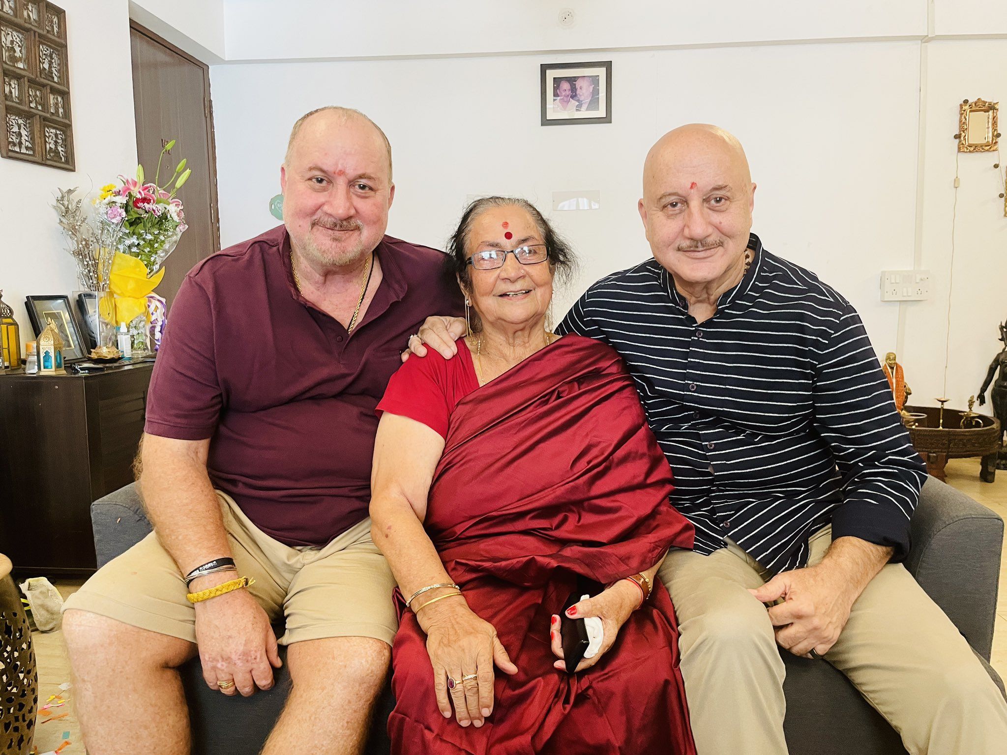2048x1536 Anupam Kher on X: Thank you all for wishing Dulari happy birthday & making her day so special. She was very happy & touched. She sends you all her love and blessings