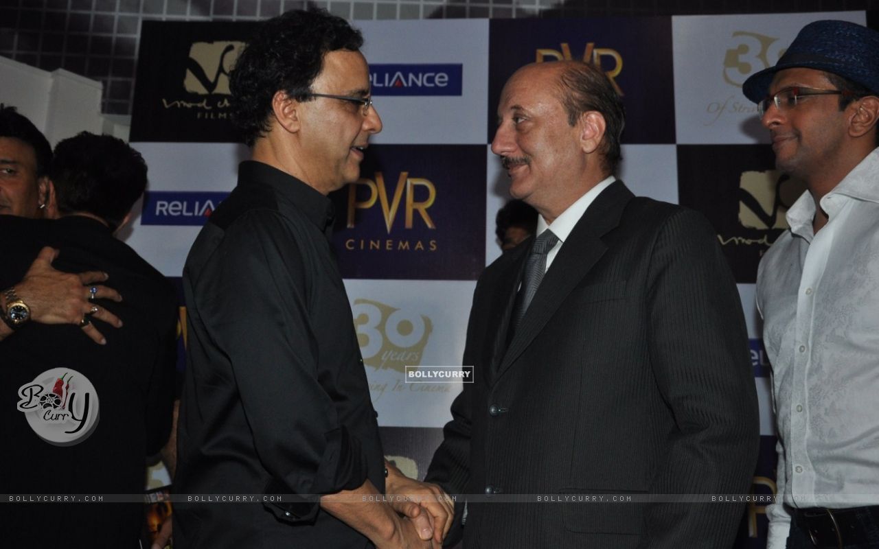 1280x800 Wallpaper Vinod Chopra and Anupam Kher at premiere of film Parinda at PVR size:1280x800