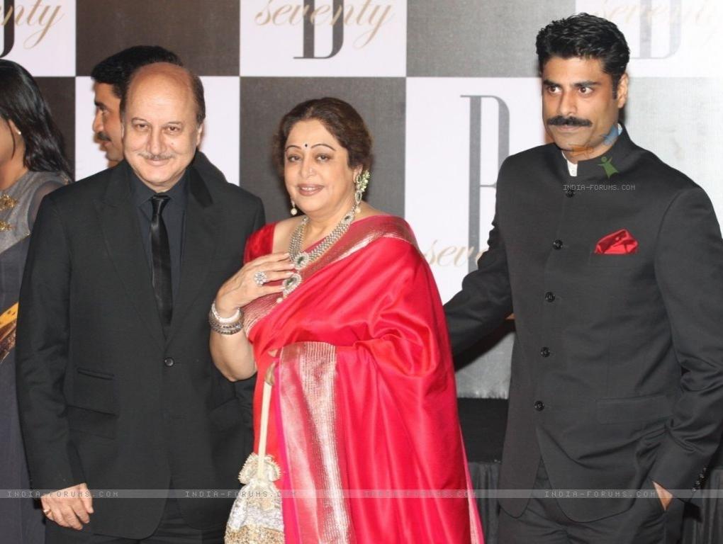 1020x768 Anupam Kher With Wife Kirron Kher At Amitabh Bachchan Th Birt Wallpaper