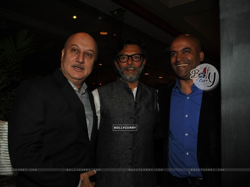 1024x768 Wallpaper Kher and Rakeysh Ompraksh Mehra were at the 'Life Ok Screen Awards' Nomination Party size:1024x768