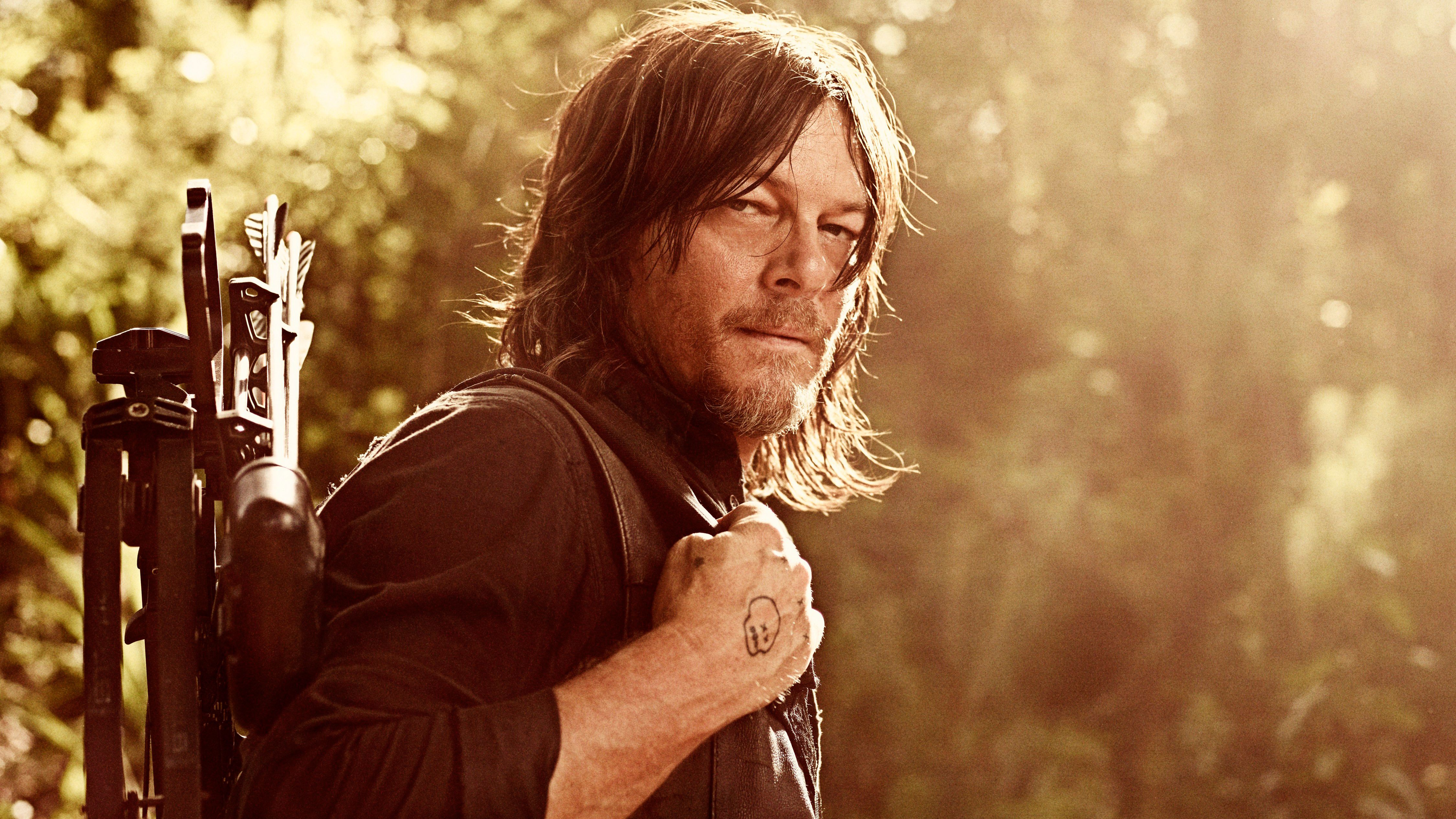 4500x2531 Daryl Dixon in The Walking Dead Season 9 Wallpaper