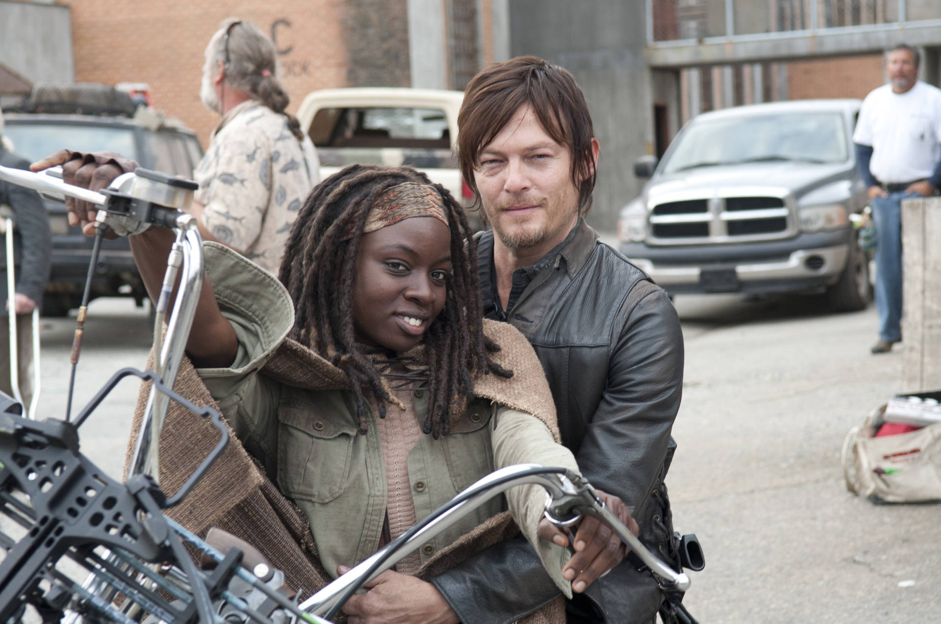1920x1275 Download A determined Daryl Dixon on The Walking Dead Wallpaper