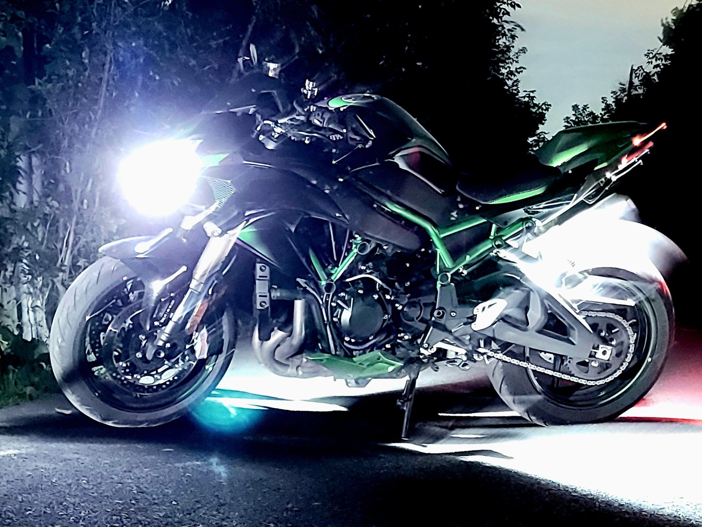 2449x1837 My 2022 ZH2 se. taken in pitch black with only lights on the bike on