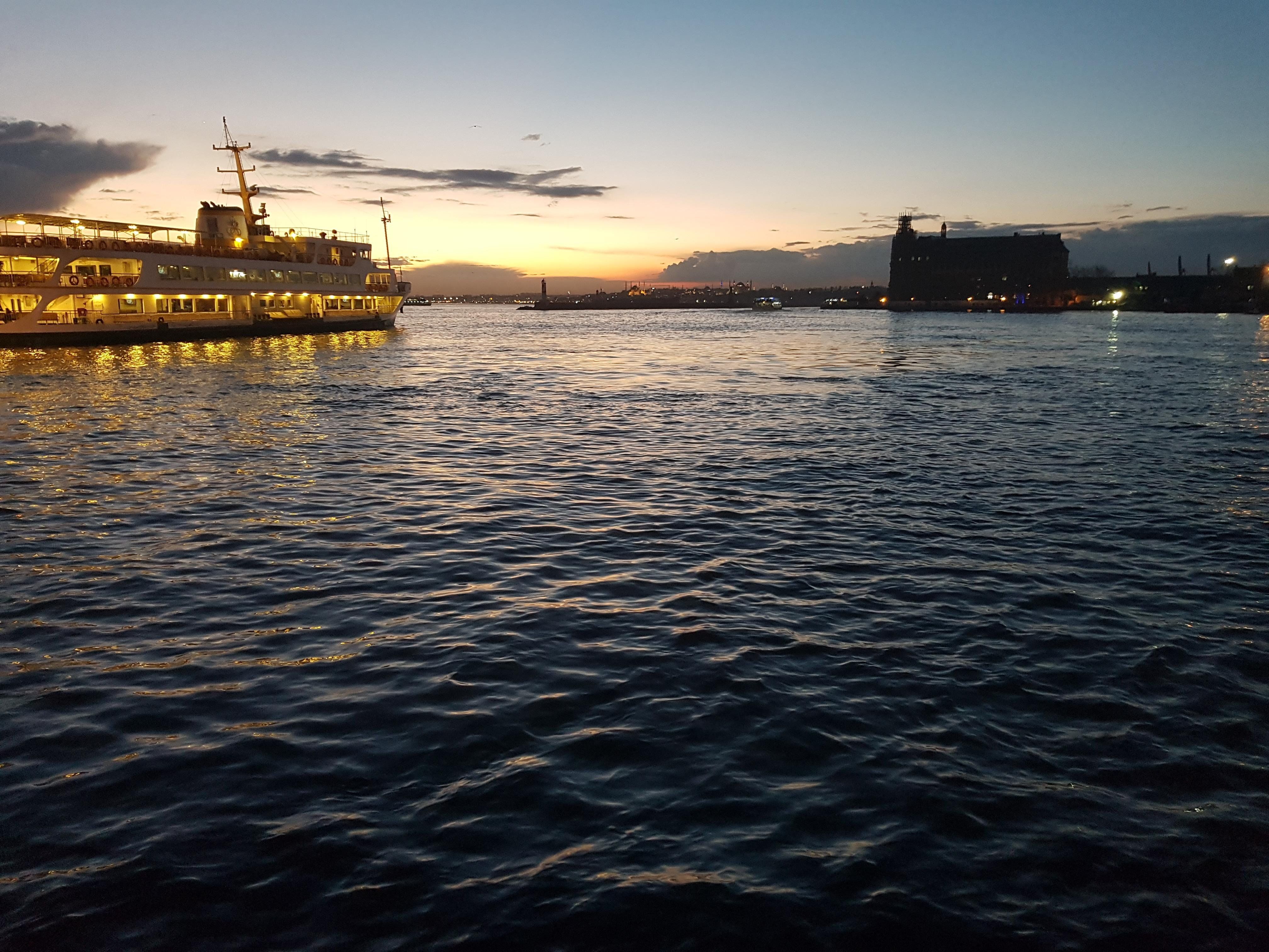 4032x3024 Kadıköy/İstanbul Sea at Night 4K wallpaper